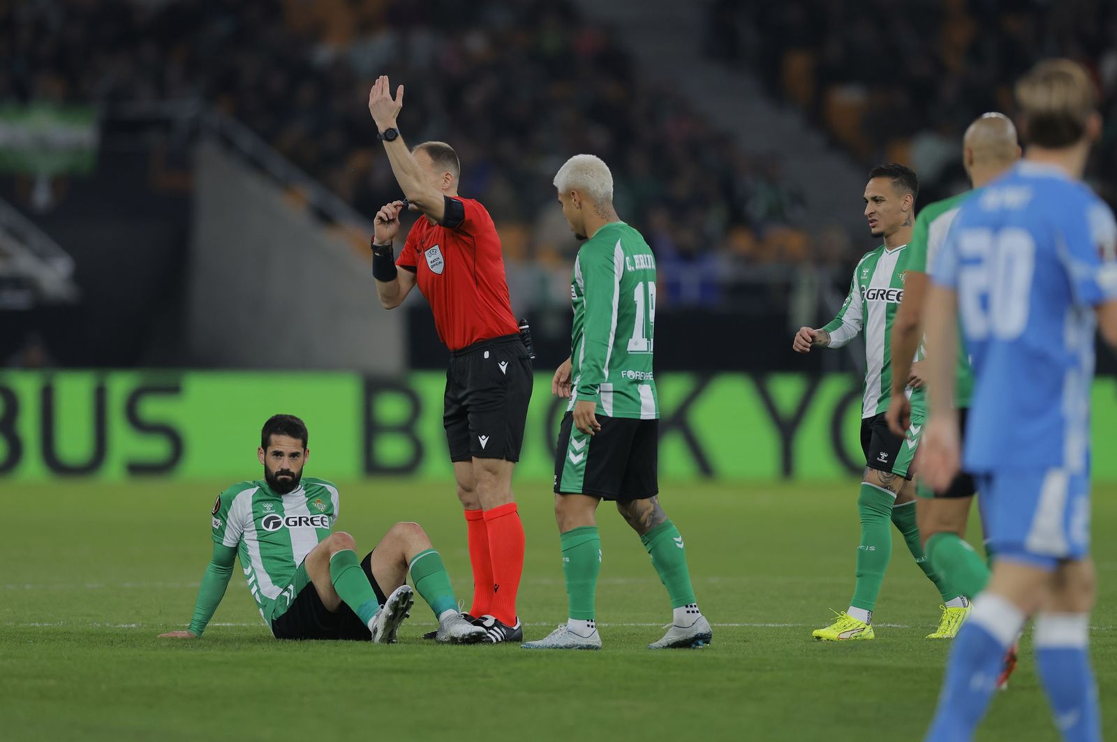 Isco Alarcón se acaba de lesionar por su golpe con Amrabat en el Betis-Utrecht.