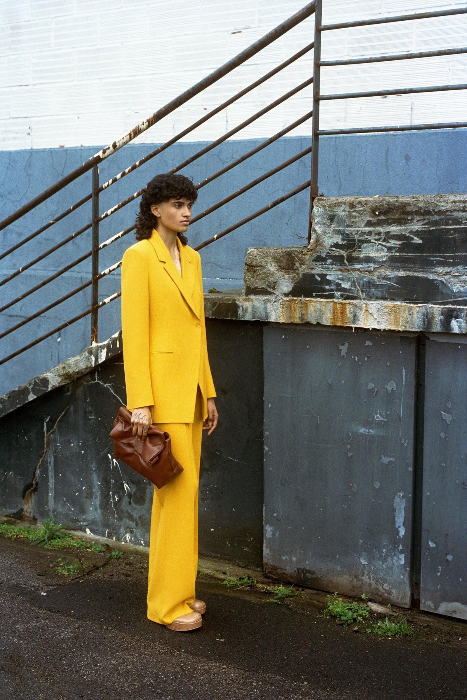 Traje de chaqueta amarillo de Zara. Traje de chaqueta amarillo de Zara.