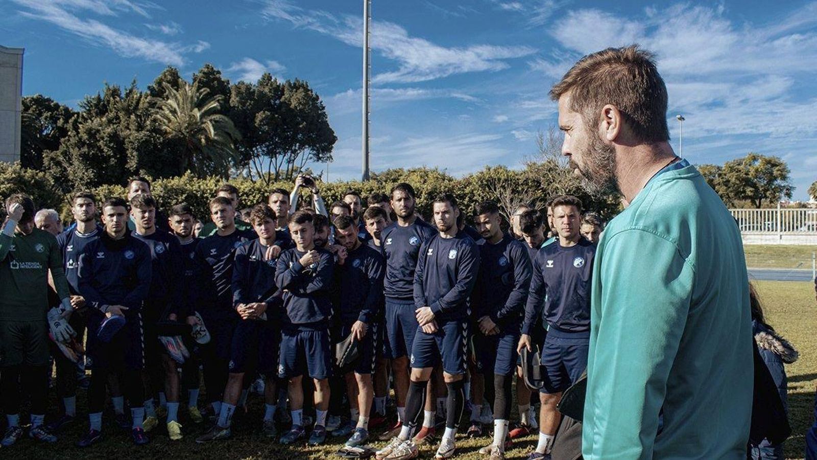 David Sánchez conversa con sus jugadores antes del entrenamiento en el Pepe Ravelo.