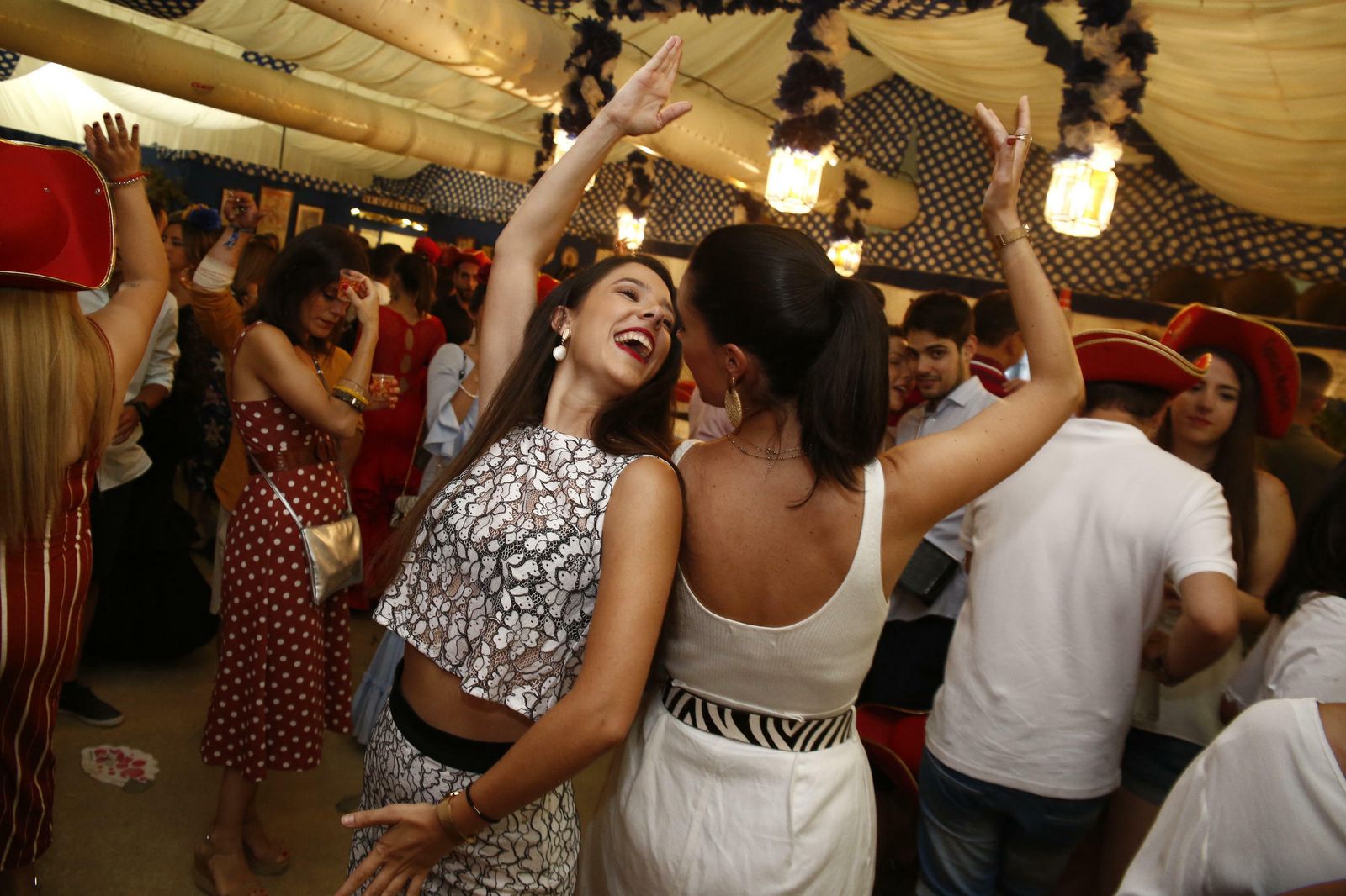Dos chicas bailan sevillanas en la feria