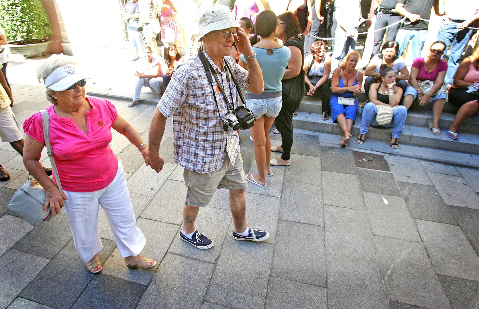 Unos turistas por la calle Consistorio.