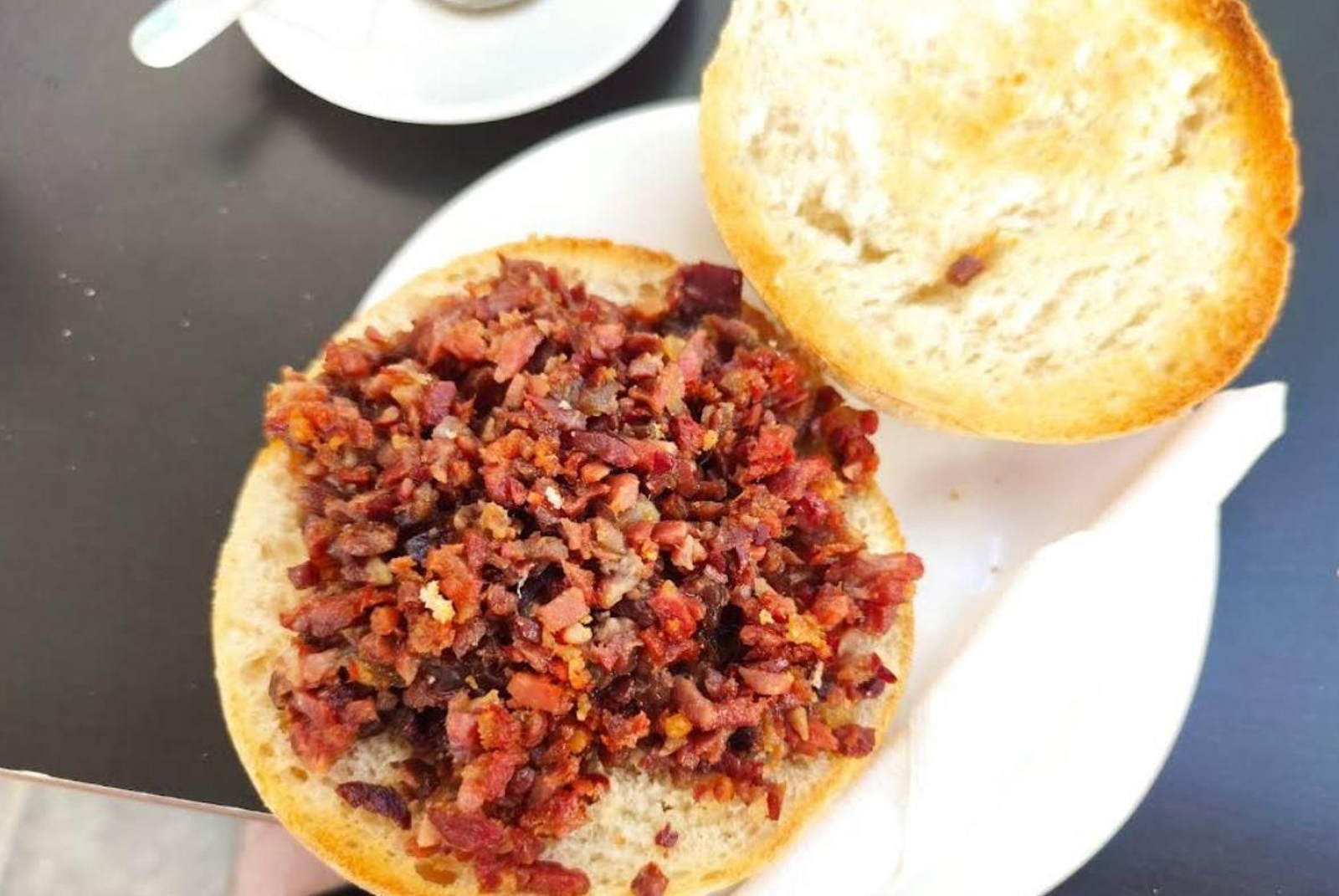 Muchas cafeterías ofrecen este bocadillo o tostada como la cafetería El Anexo
