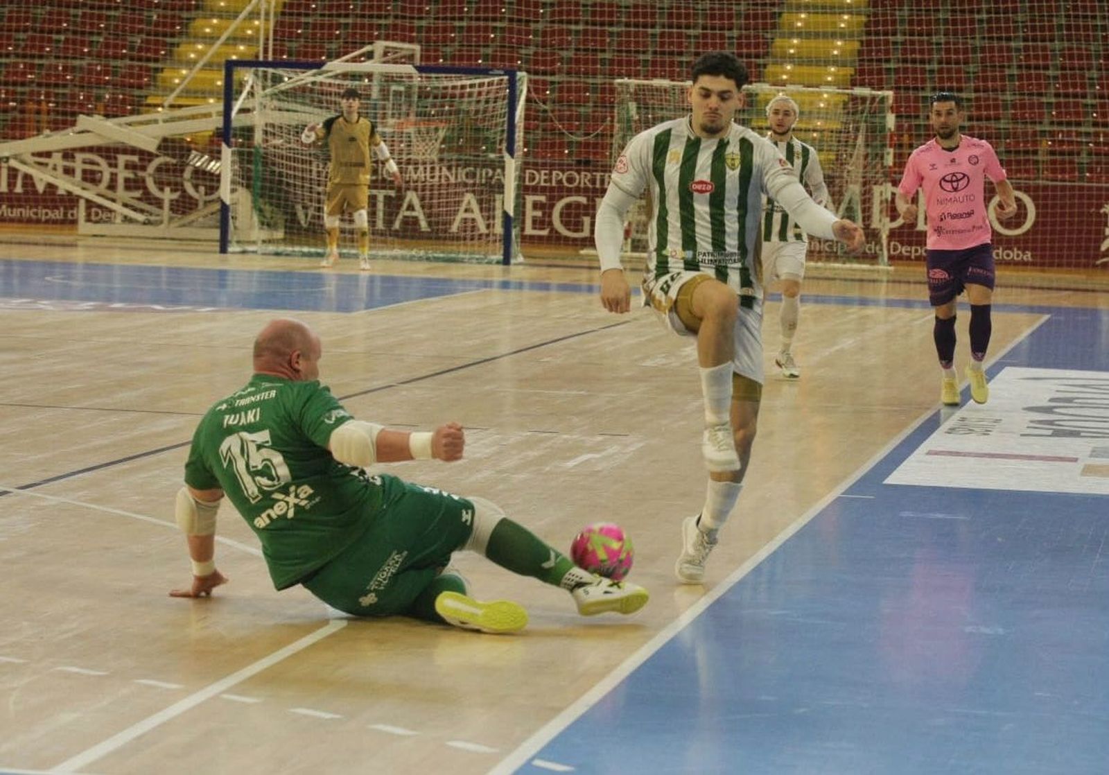 Juaki se lanza a los pies de un atacante cordobés.