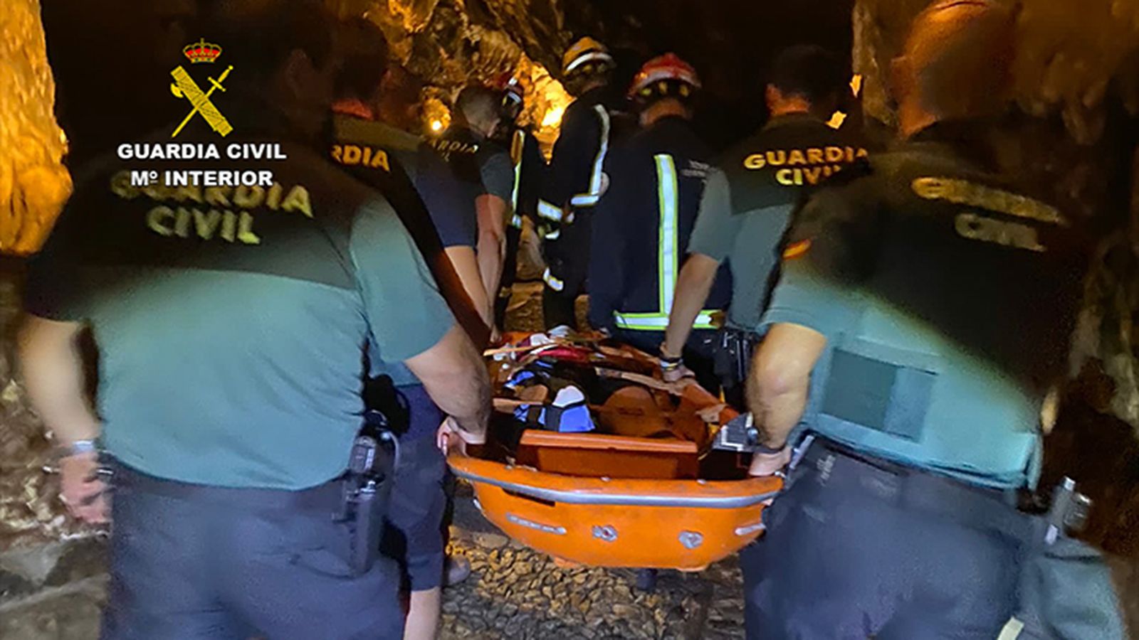 Imagen del rescate en el interior de la cueva.