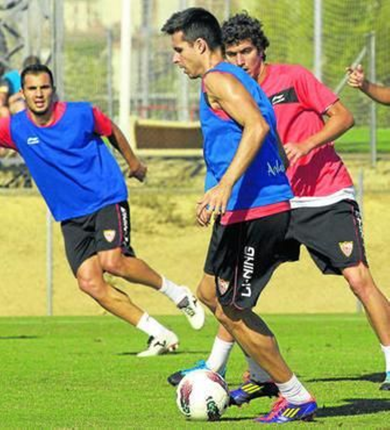 Manu del Moral avanza con el balón ante la mirada de Campaña y Armenteros durante un ensayo.