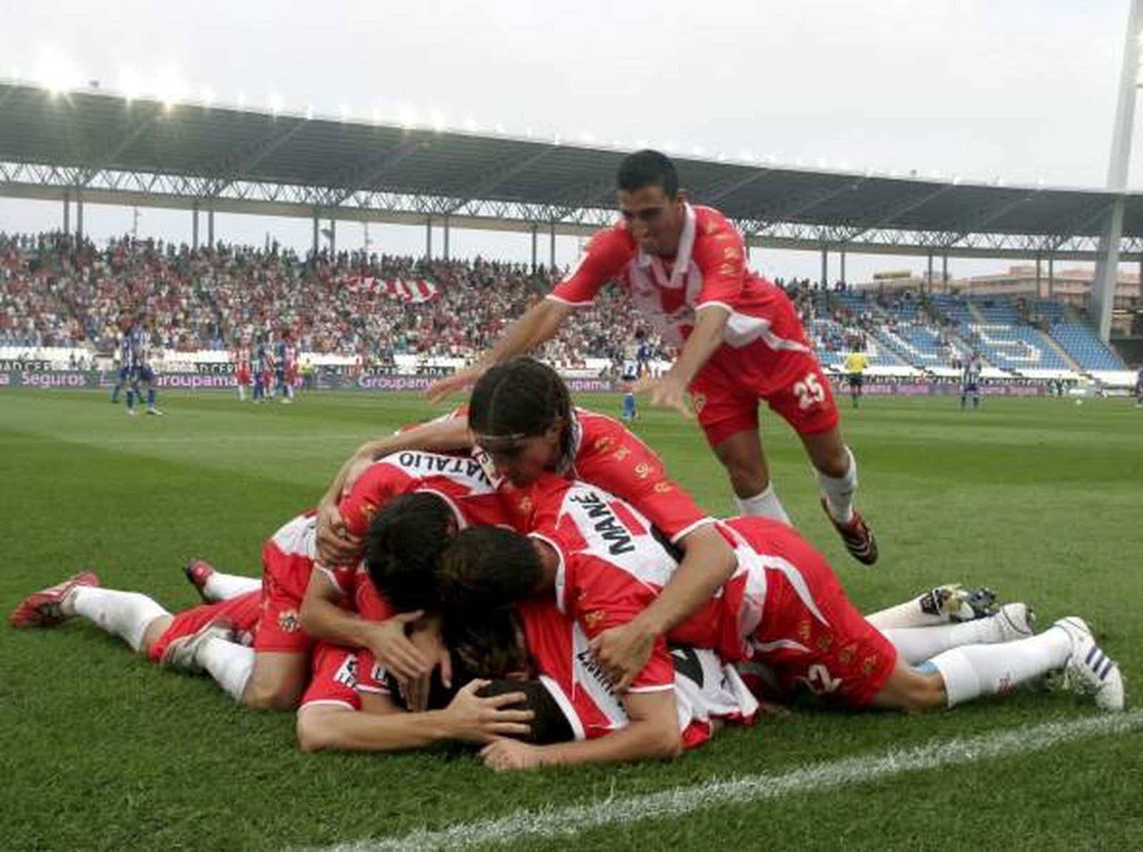 El Almería se afianza en la zona alta al vencer al Málaga (1-0)