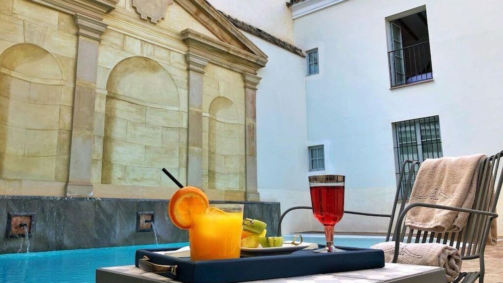 Su piscina resulta un remanso de paz y tranquilidad para desayunar, tomar un aperitivo o disfrutar de una relajada lectura.