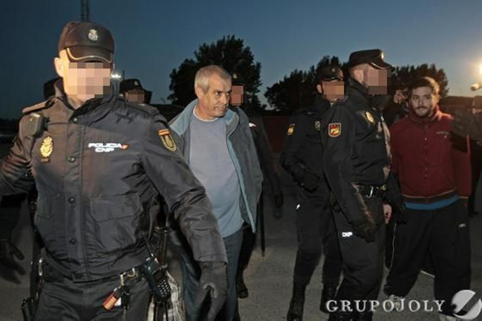 El etarra Fernández Larrinoa sale de la prisión de Puerto I. 

Foto: Fito Carreto