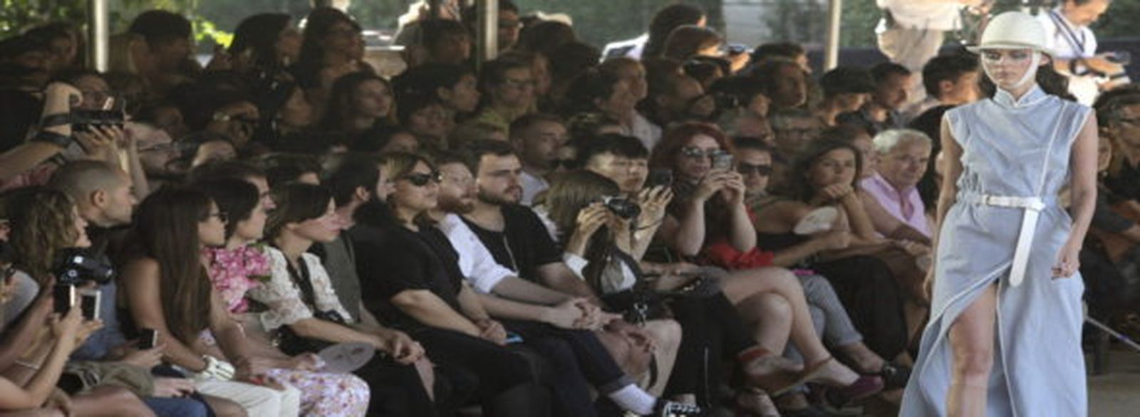 Modelo con una creación de la marca Desigual en la pasarela 080 Barcelona Fashion. EFE./Albert Olivé