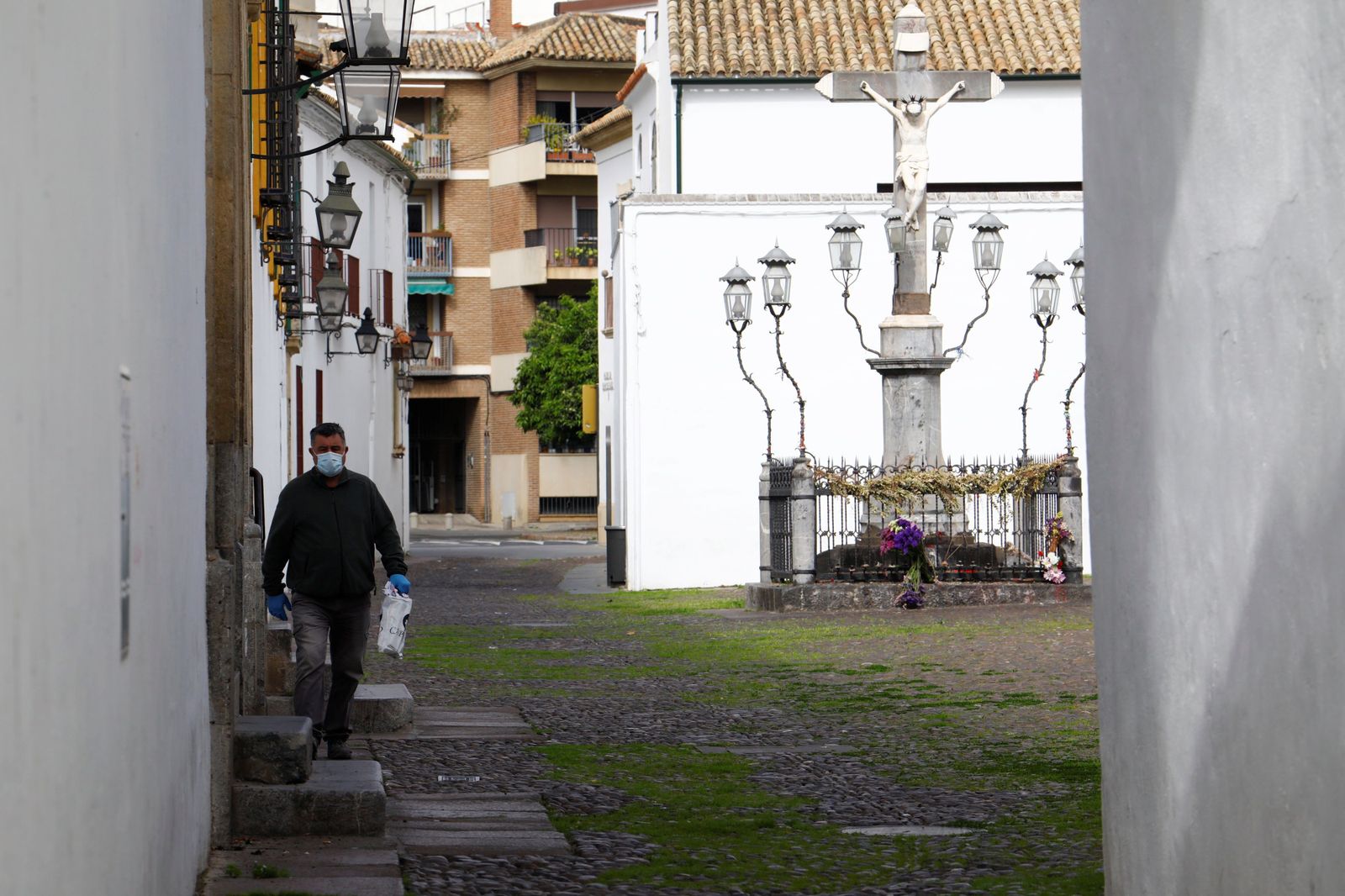 Imágen atípica de un Viernes de Dolores en la zona de la plaza del Cristo de los Faroles