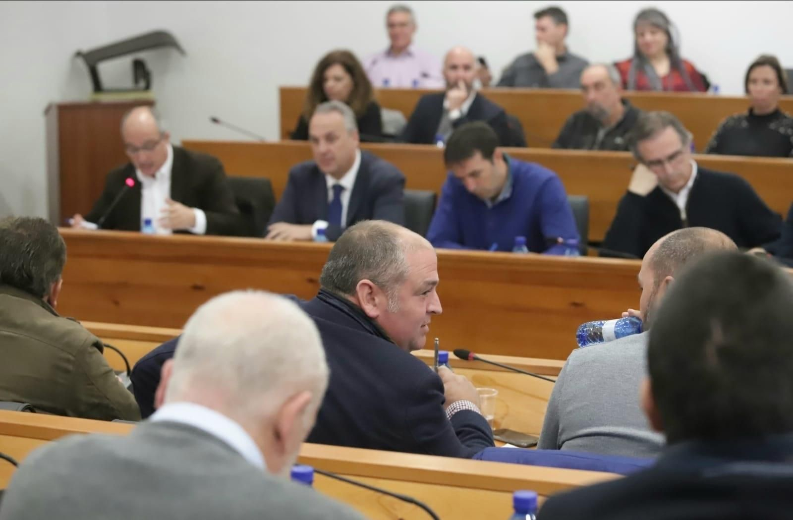 El alcalde de Los Barrios, Jorge Romero, durante el debate plenario con el grupo socialista en segundo plano.