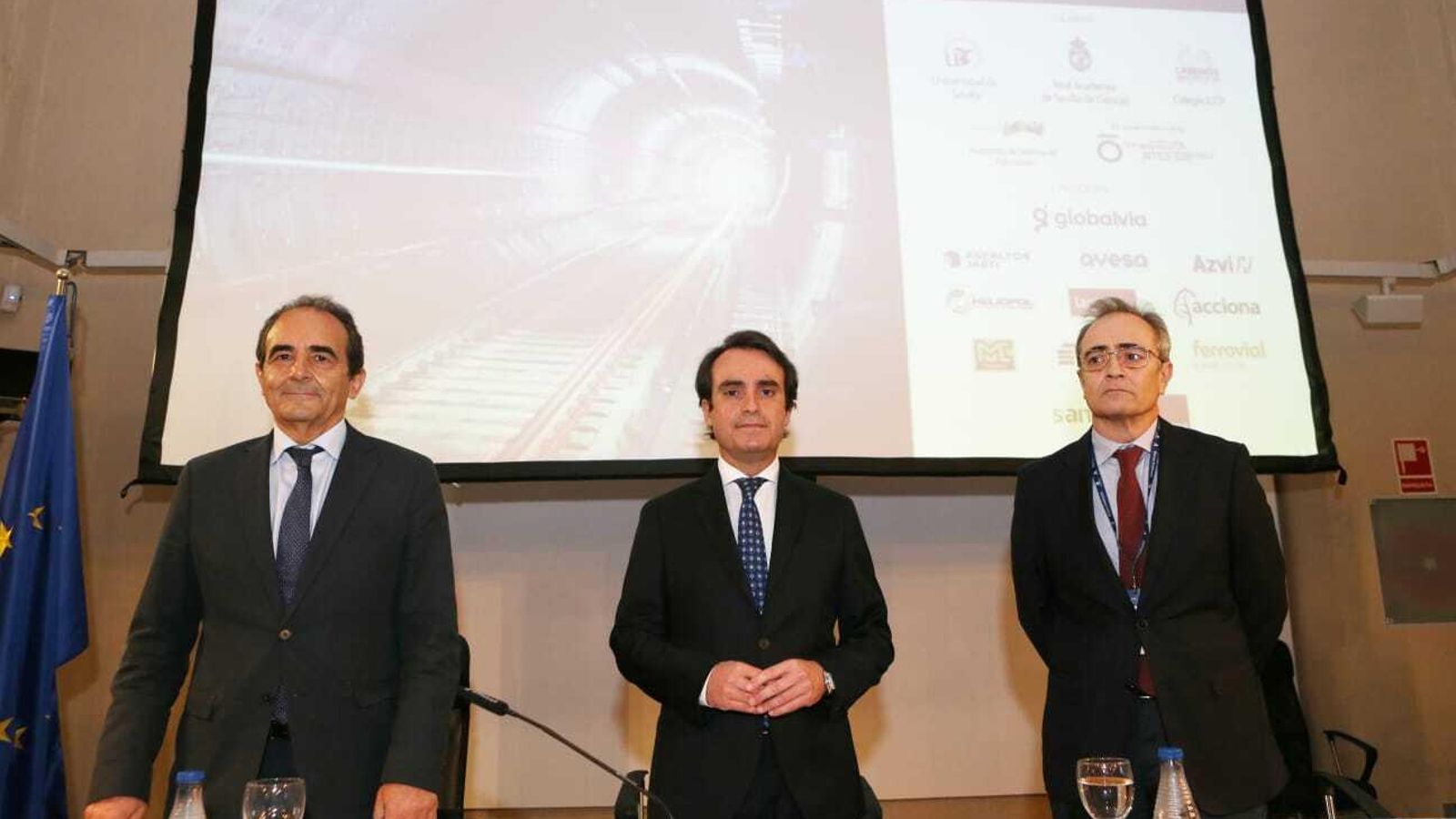 El viceconsejero Mario Muñoz Atanet en las jornadas de metros flanqueado por Miguel Ángel Carrillo, presidente del Colegio de Ingenieros de Caminos y Juan Pablo Villanueva, presidente de AETOS.