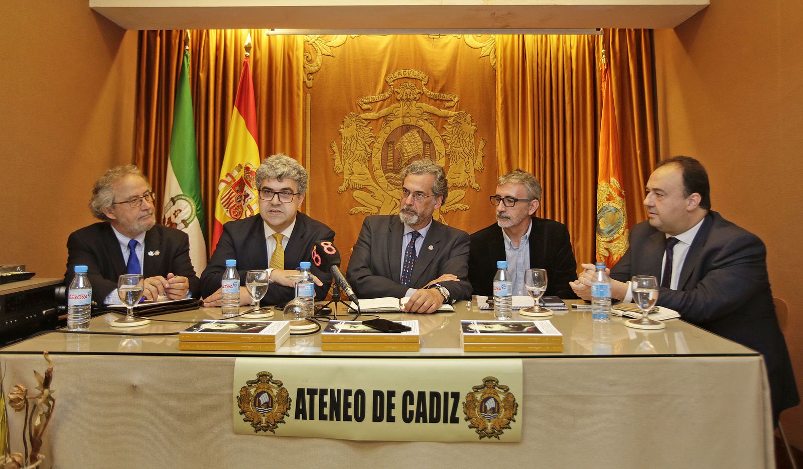Miguel Ángel Pendón (segundo por la izqda.), Francisco Piniella (segundo por la dcha.) y Casimiro Mantell. Les acompañan José María Esteban y José Almenara.