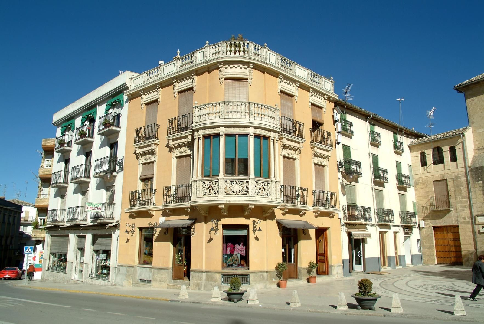 Alcalá la Real, tierra de frontera, se ubica al sur de la provincia de Jaén. Alcalá la Real, tierra de frontera, se ubica al sur de la provincia de Jaén.