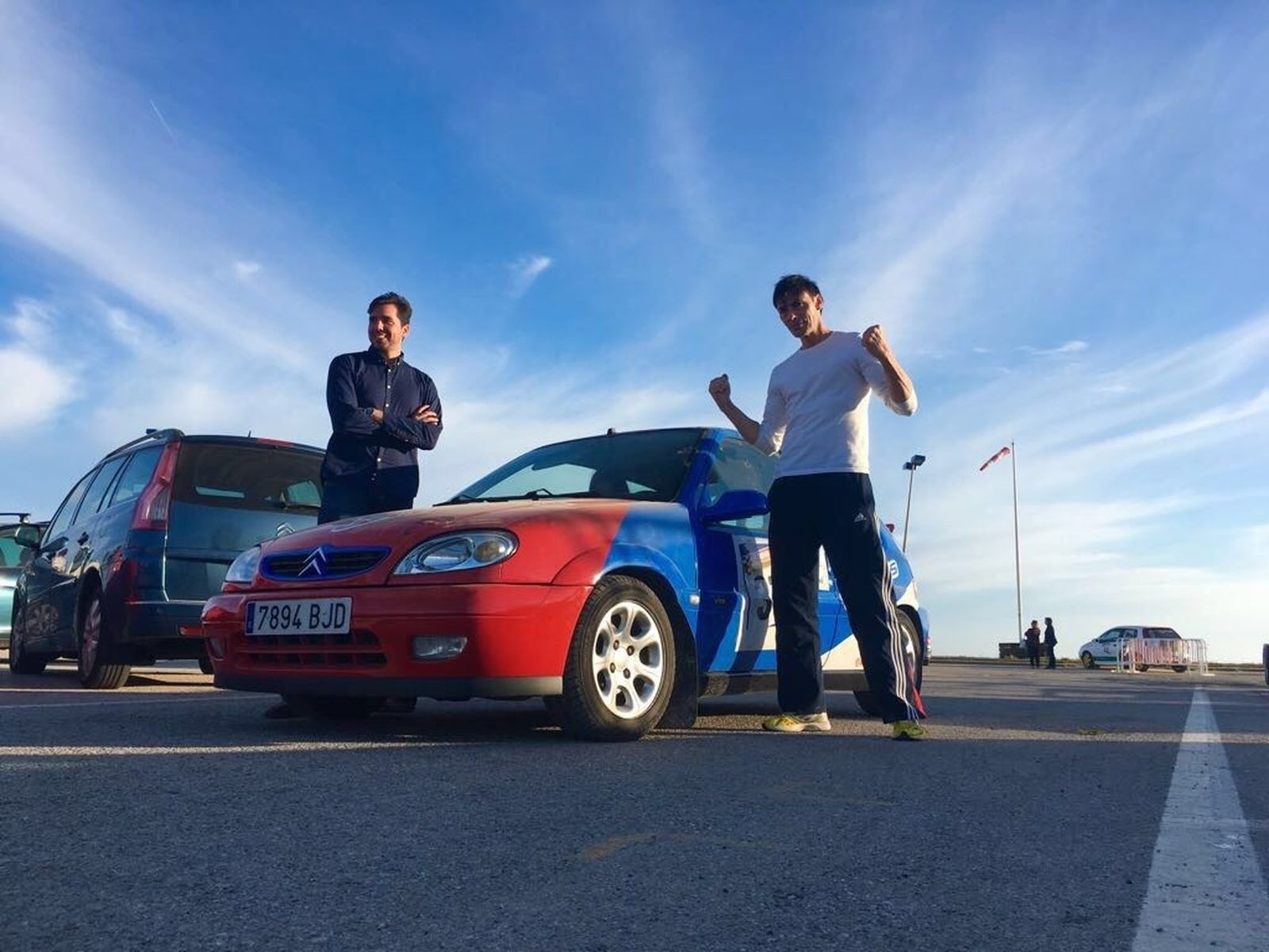 El piloto jerezano Ángel Almagro, en Conil justo antes de participar en el slalom que abría el Andaluz.