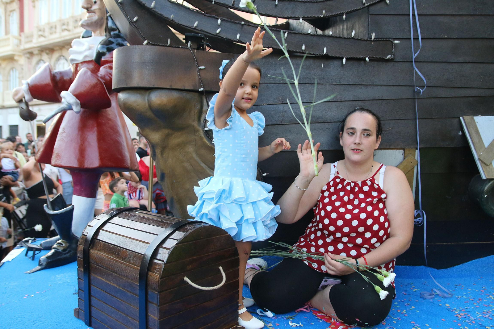 Las imágenes de la batalla de flores en la Feria de Almería 2023