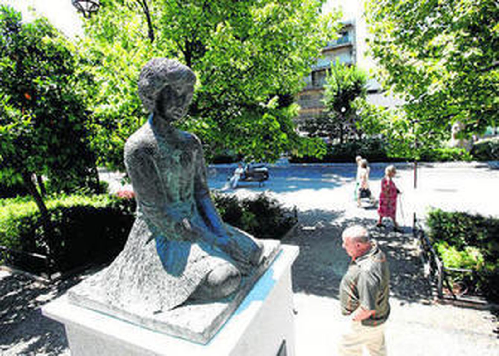 'La soledad', una obra de homenaje a la infancia, ayer en la plaza de Bibataubín en Granada.