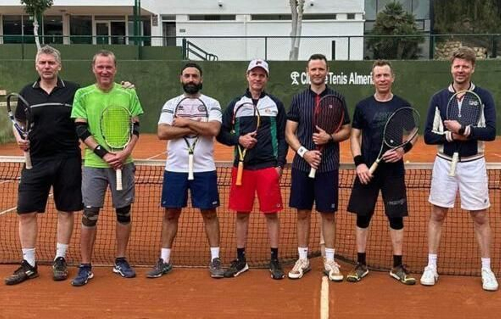 Los tenistas islandeses posan en las instalaciones del Club de Tenis Almería durante un entrenamiento.