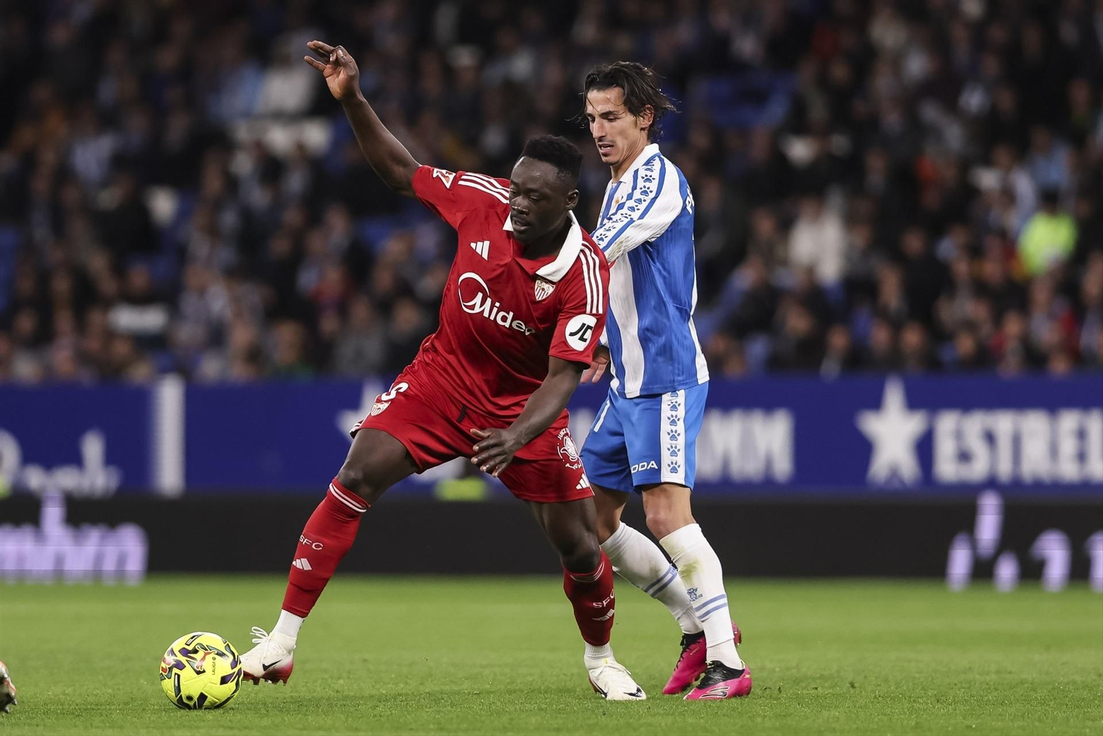 Akor Adams trata de controlar un balón ante Pere Milla.