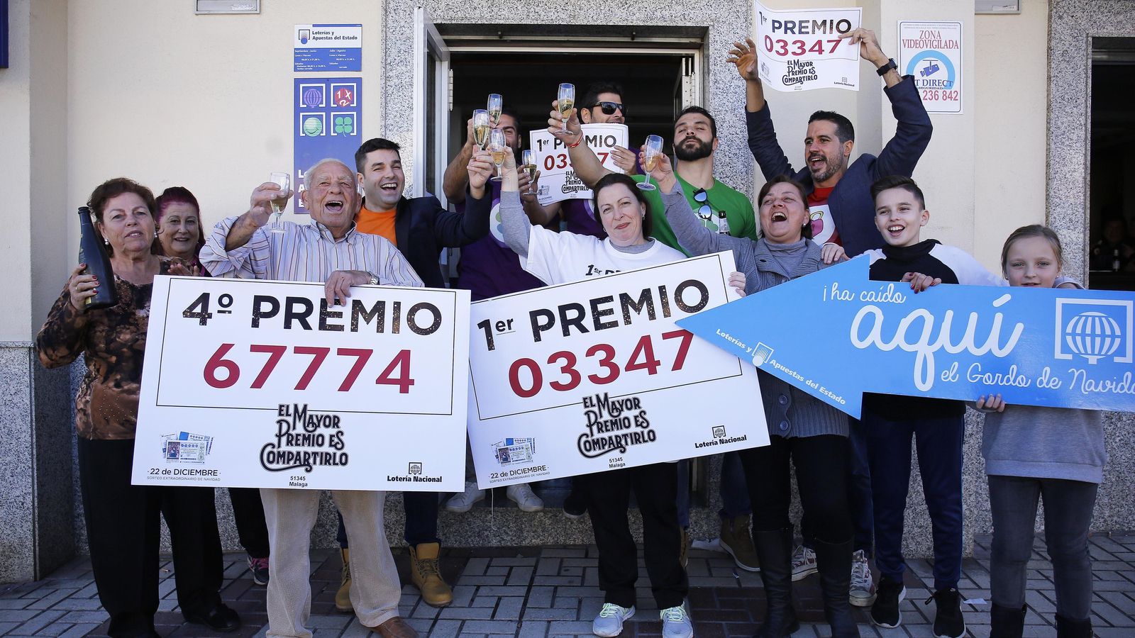 Una administración de Málaga vende un décimo del Gordo y otro de un cuarto premio para el sorteo de Lotería de Navidad.