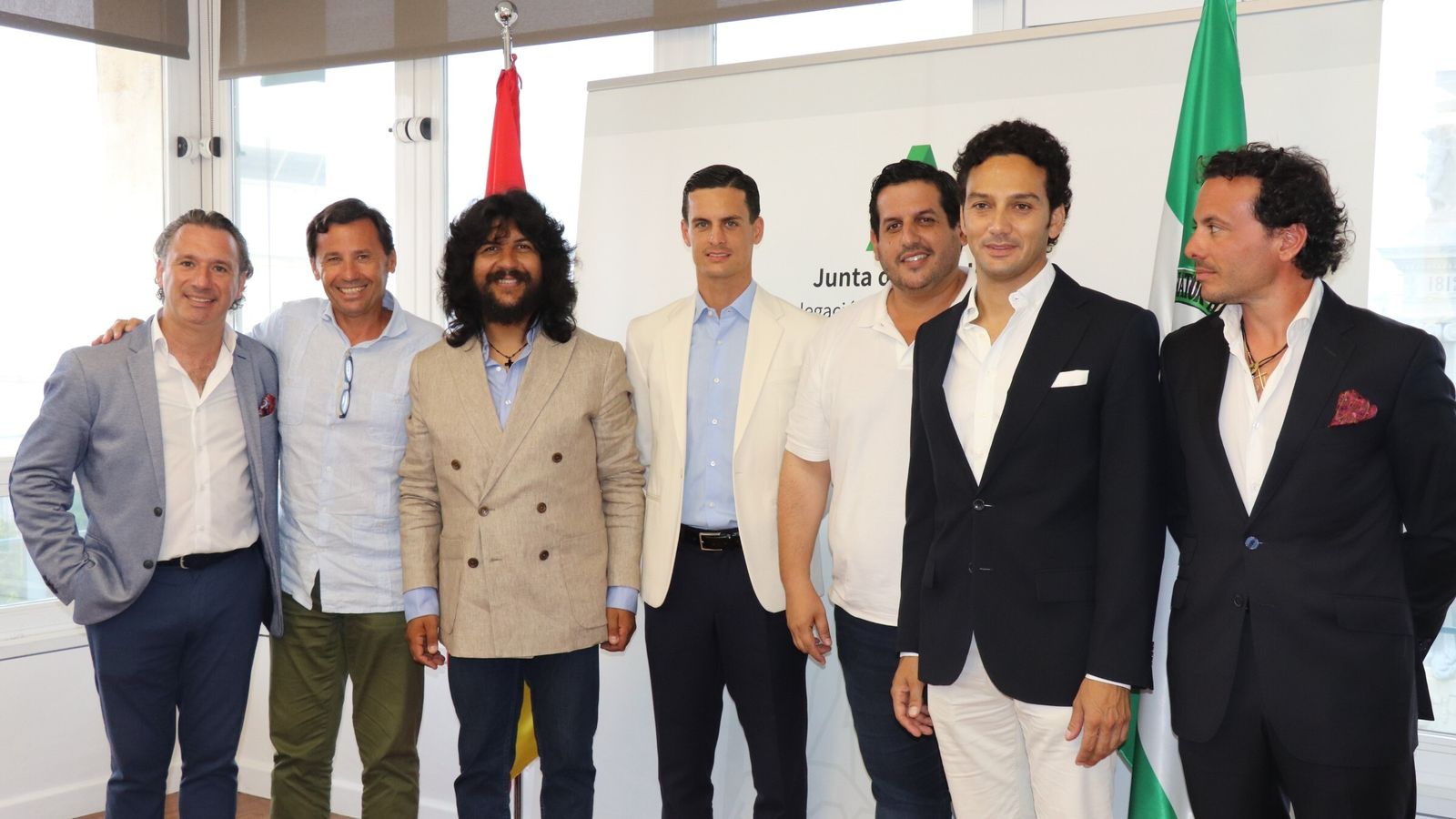 El delegado territorial de Cultura y el subdelegado del Campo de Gibraltar, junto al empresario, los diestros y los cantaores que participarán en la corrida de San Fernando.
