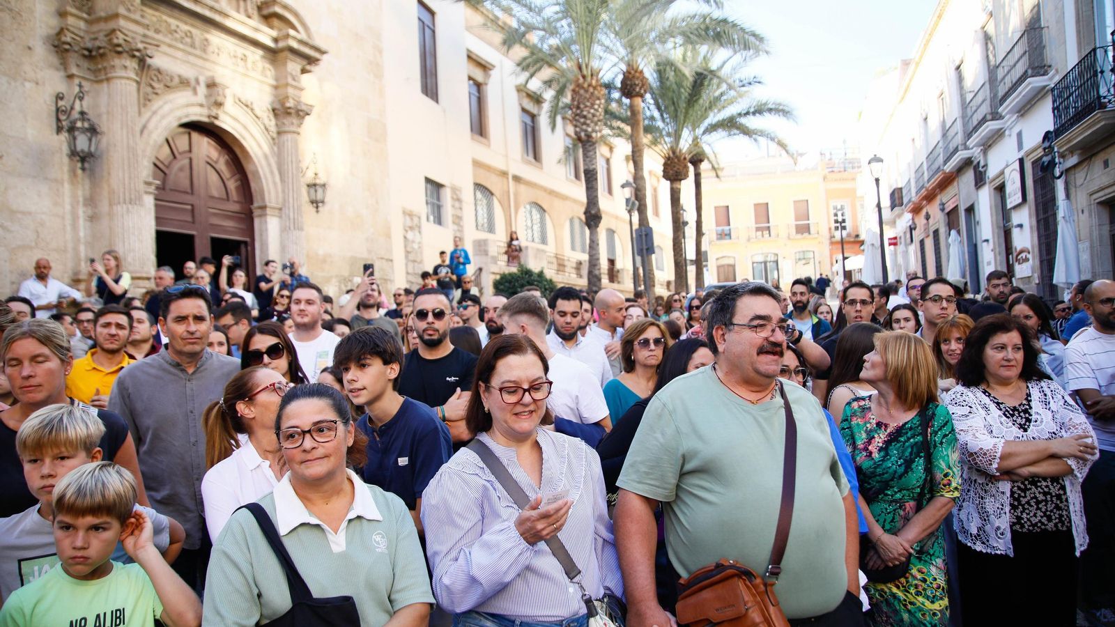 Vea la salida de la Hermandad de Los Ángeles de la Catedral de Almería