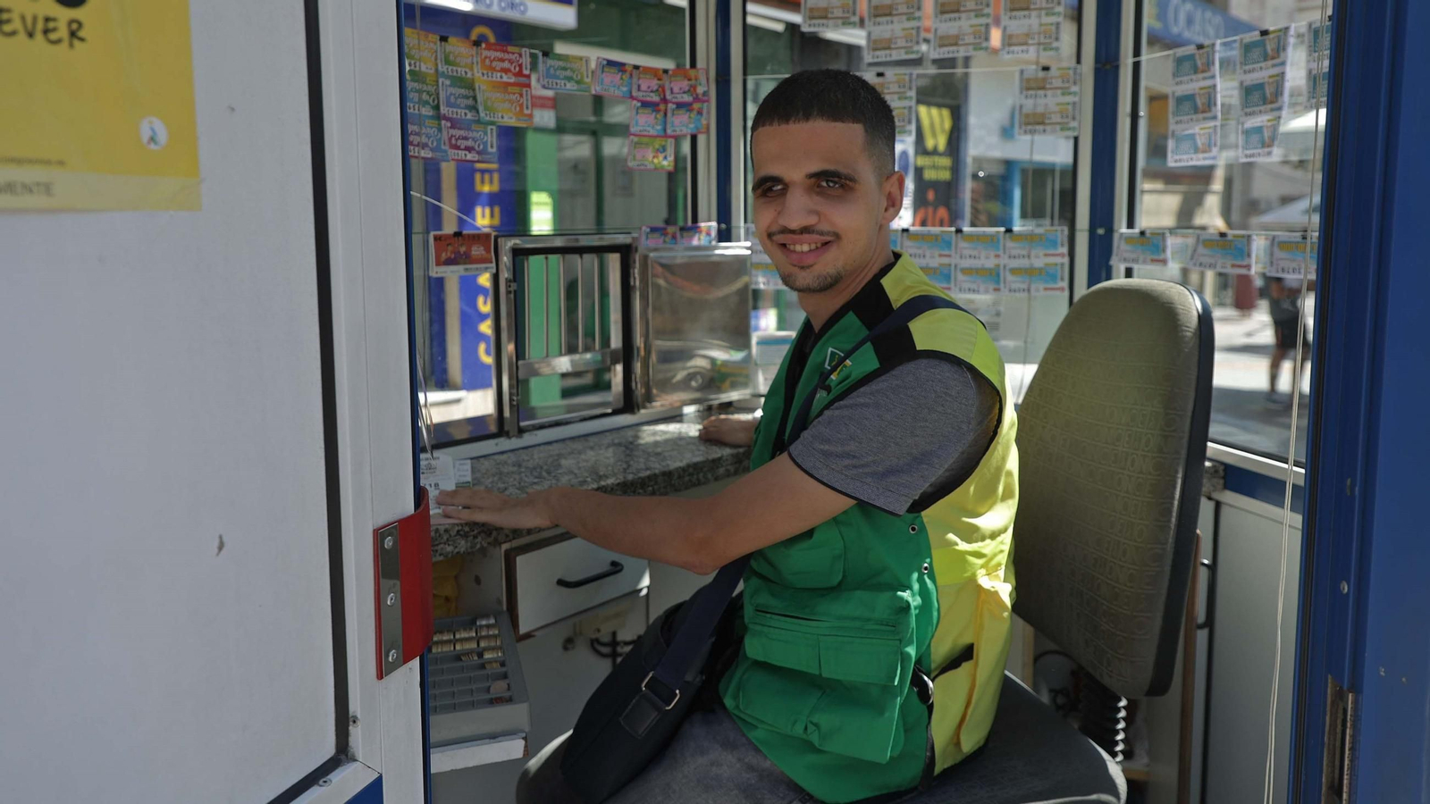 Zakariae Bennejma, ciego de nacimiento, en el puesto de la ONCE ubicado en la avenida Blas Infante de Algeciras.
