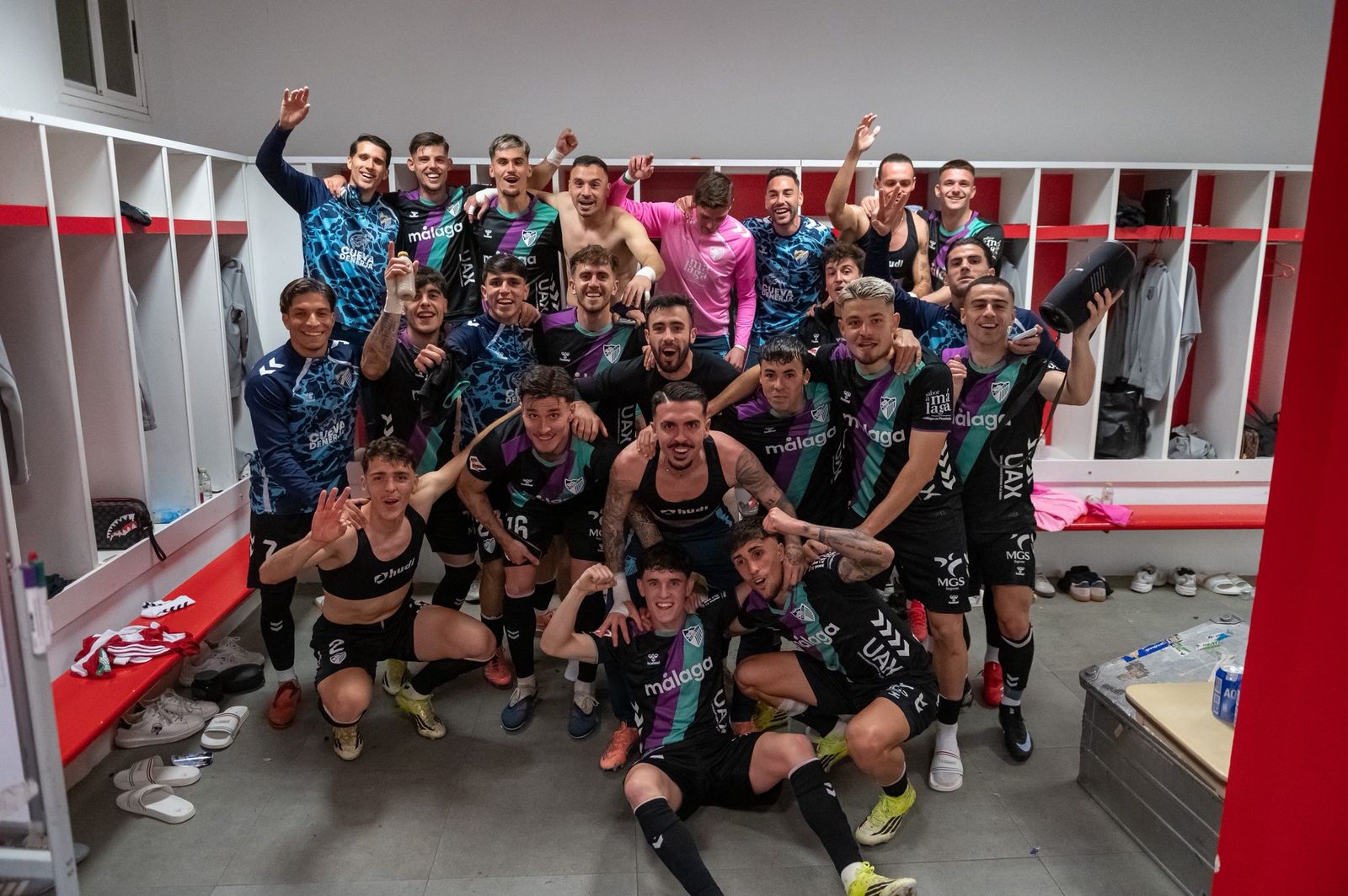 La plantilla del Málaga CF, en el vestuario de Los Cármenes.