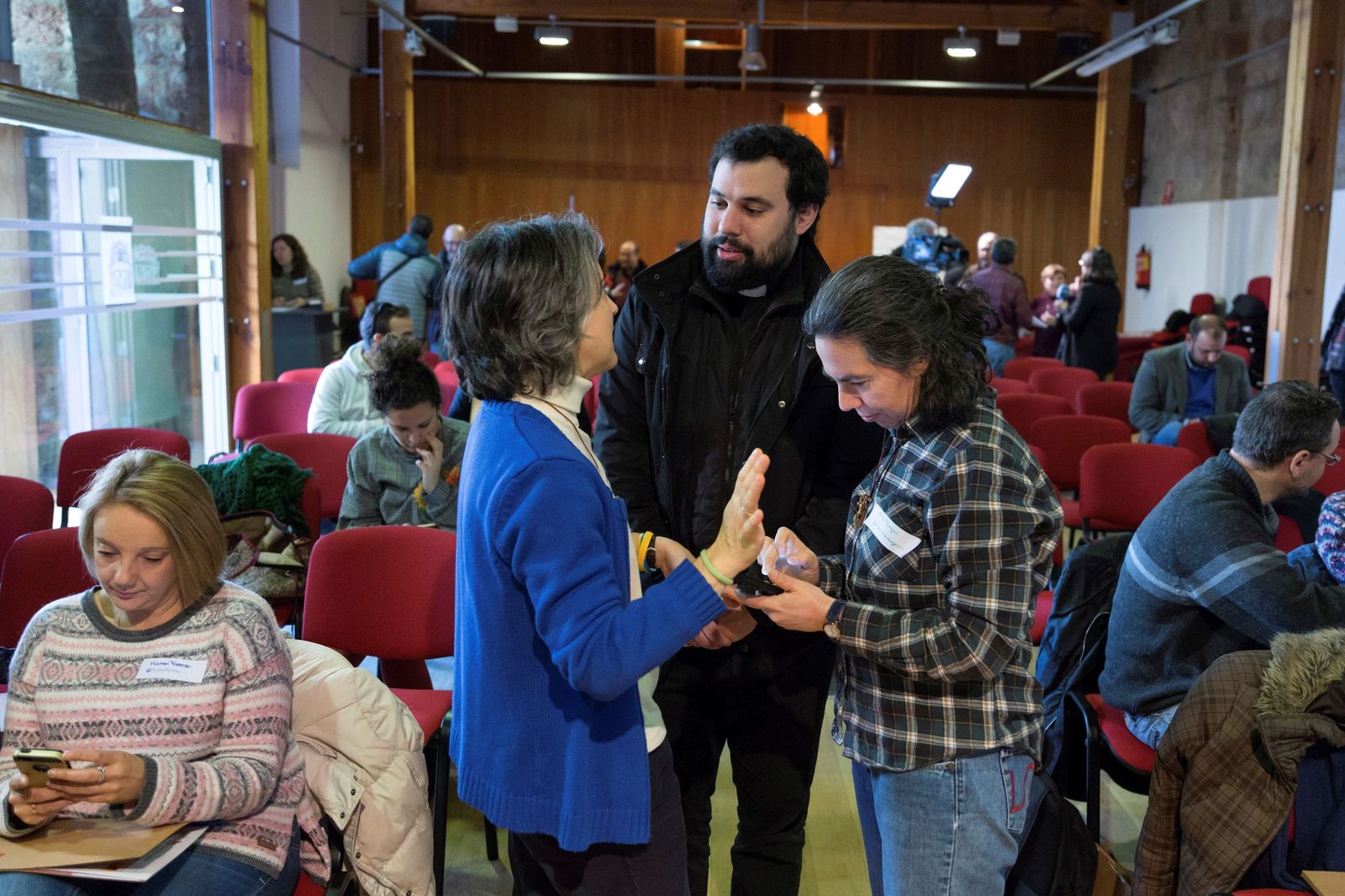 El youtubers Patxi Bronchalo conversa en el encuentro con otros participantes.