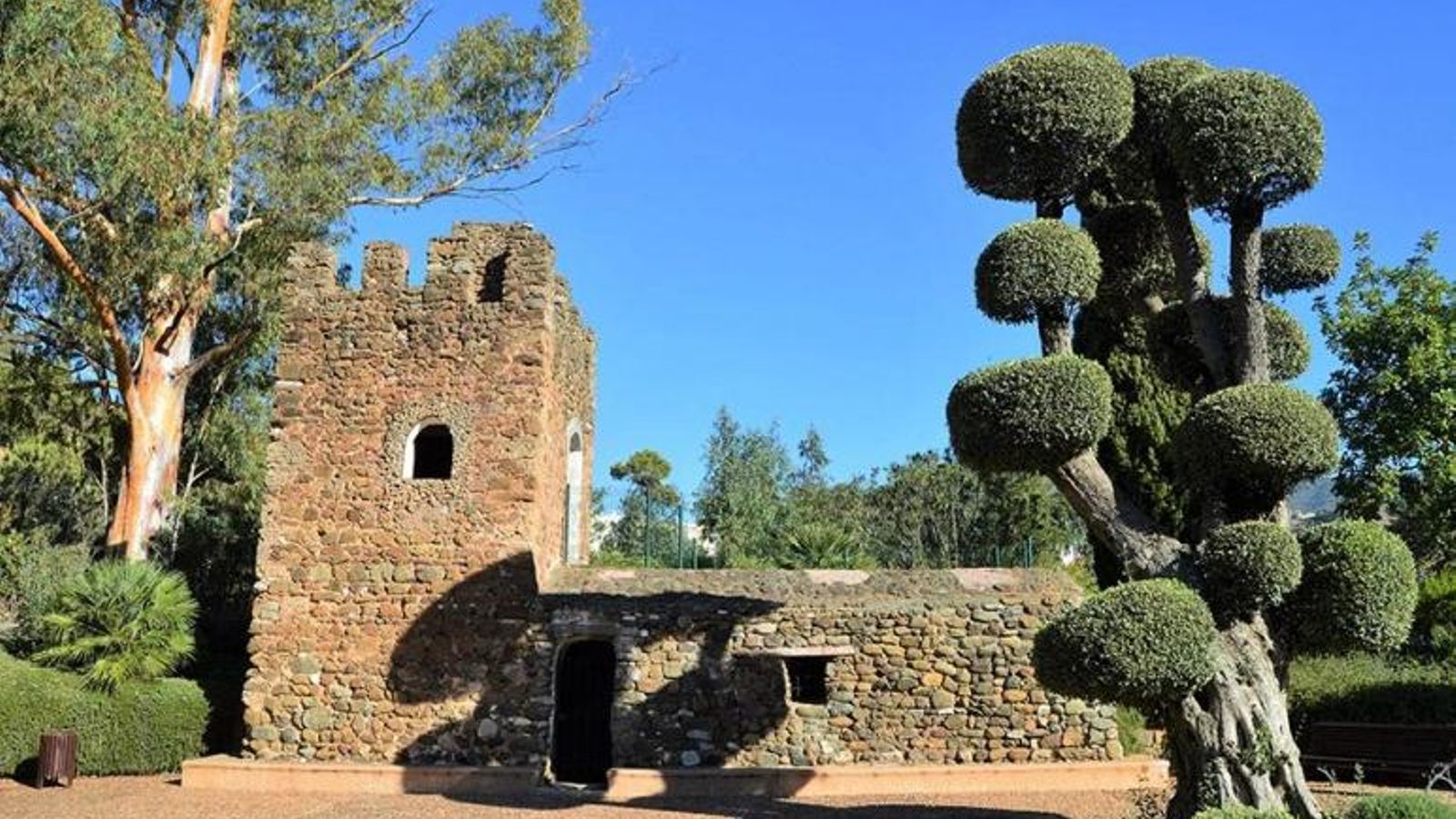 La torre de la Leonera proporciona nombre al parque en el que ahora se encuentra.