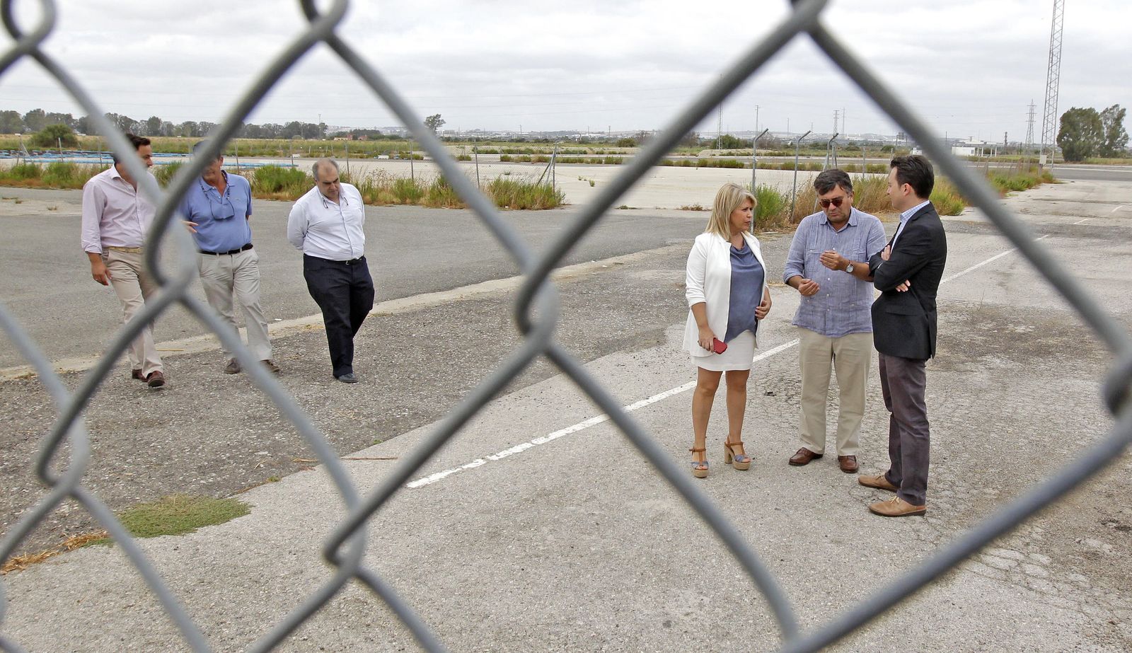 La alcaldesa y el entonces delegado de Economía, en una visita en 2017 a los terrenos del futuro Centro del Motor.