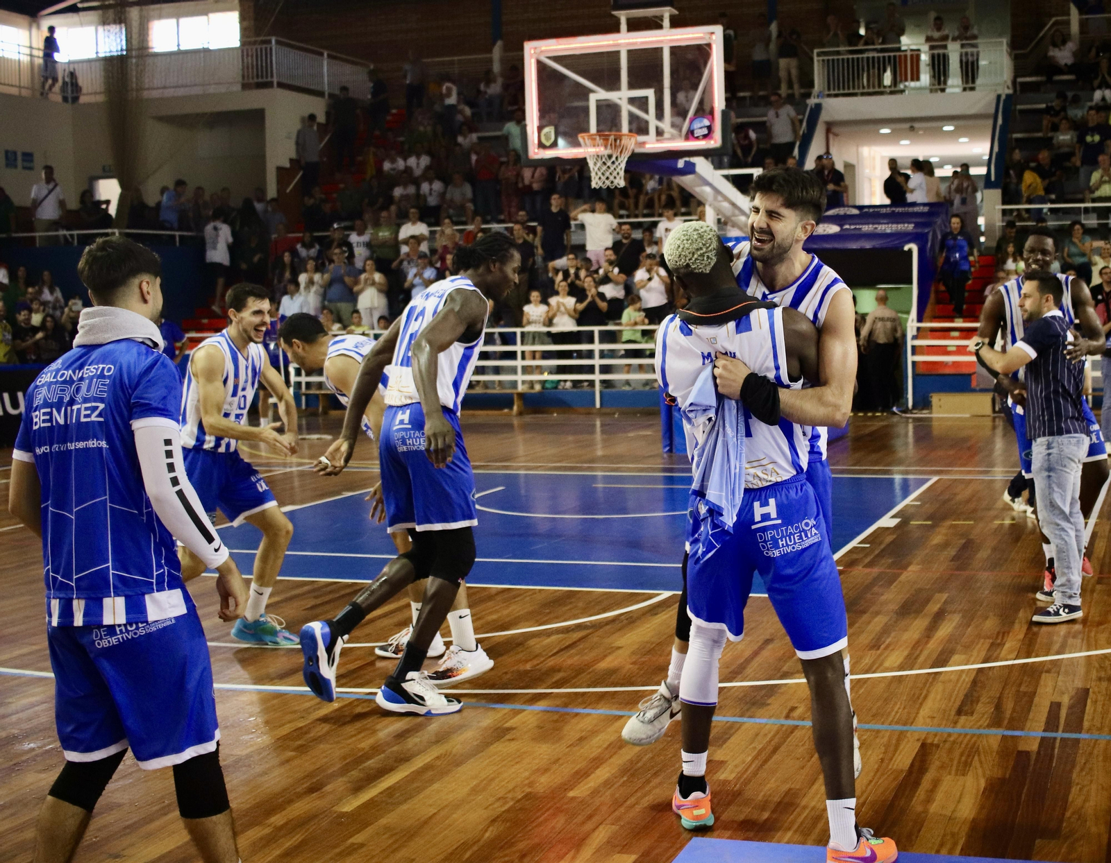 Alberto Artiles con sus compañeros en la cancha de Andrés Estrada.