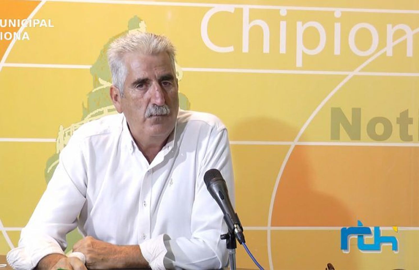 El alcalde de Chipiona, Luis Mario Aparcero, durante su intervención en la radio-televisión municipal.