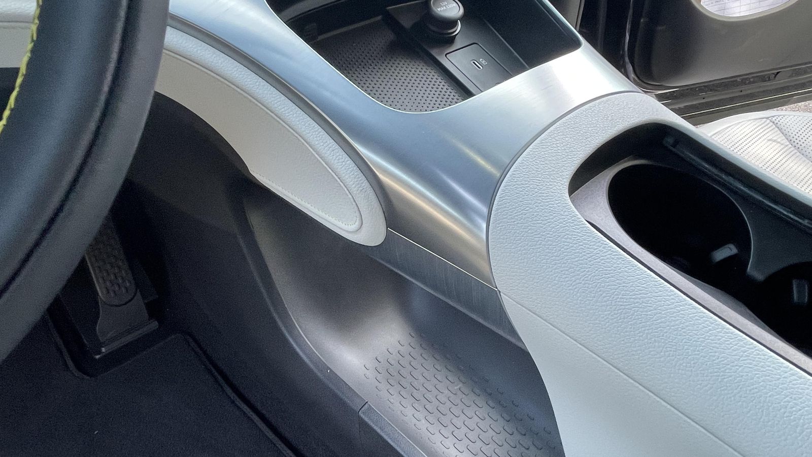 La consola central ofrece múltiples huecos para más que vaciarse los bolsillos.