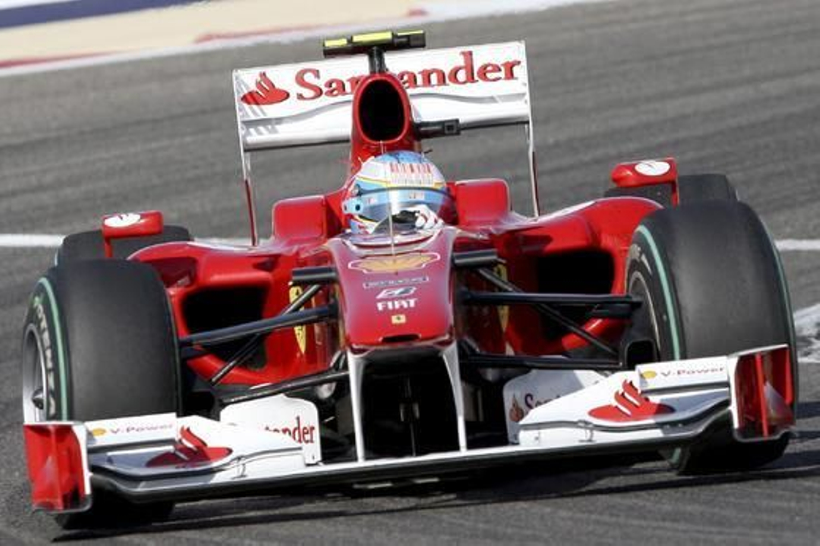 Fernando Alonso gana su primera carrera como piloto de Ferrari en Bahrein. / EFE