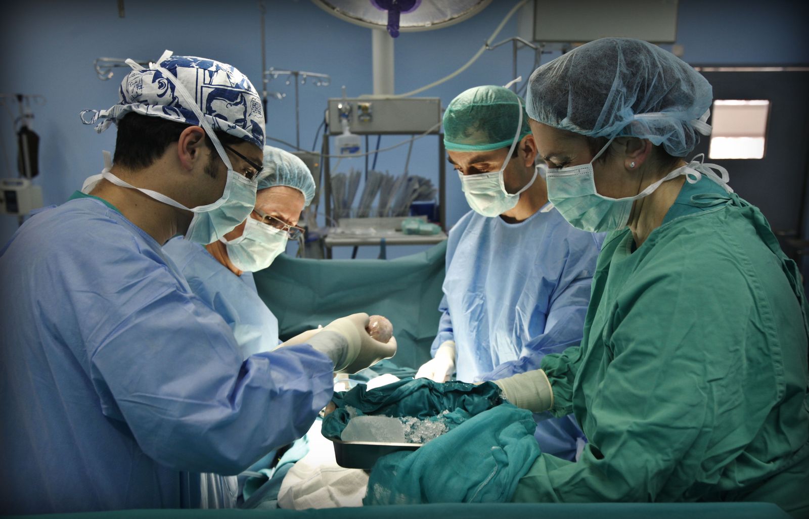 Cirujanos del Hospital Reina Sofía de Madrid realizan un transplante.