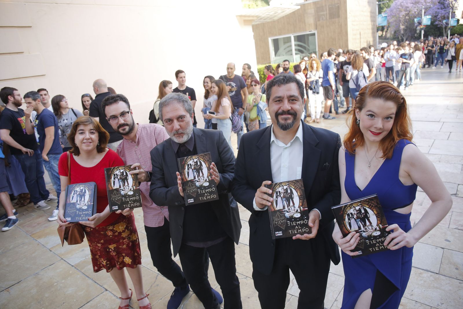 Los creadores del libro 'Tiempo al Tiempo' junto a Javier Olivares (en el centro), ayer en el Cine Albéniz.