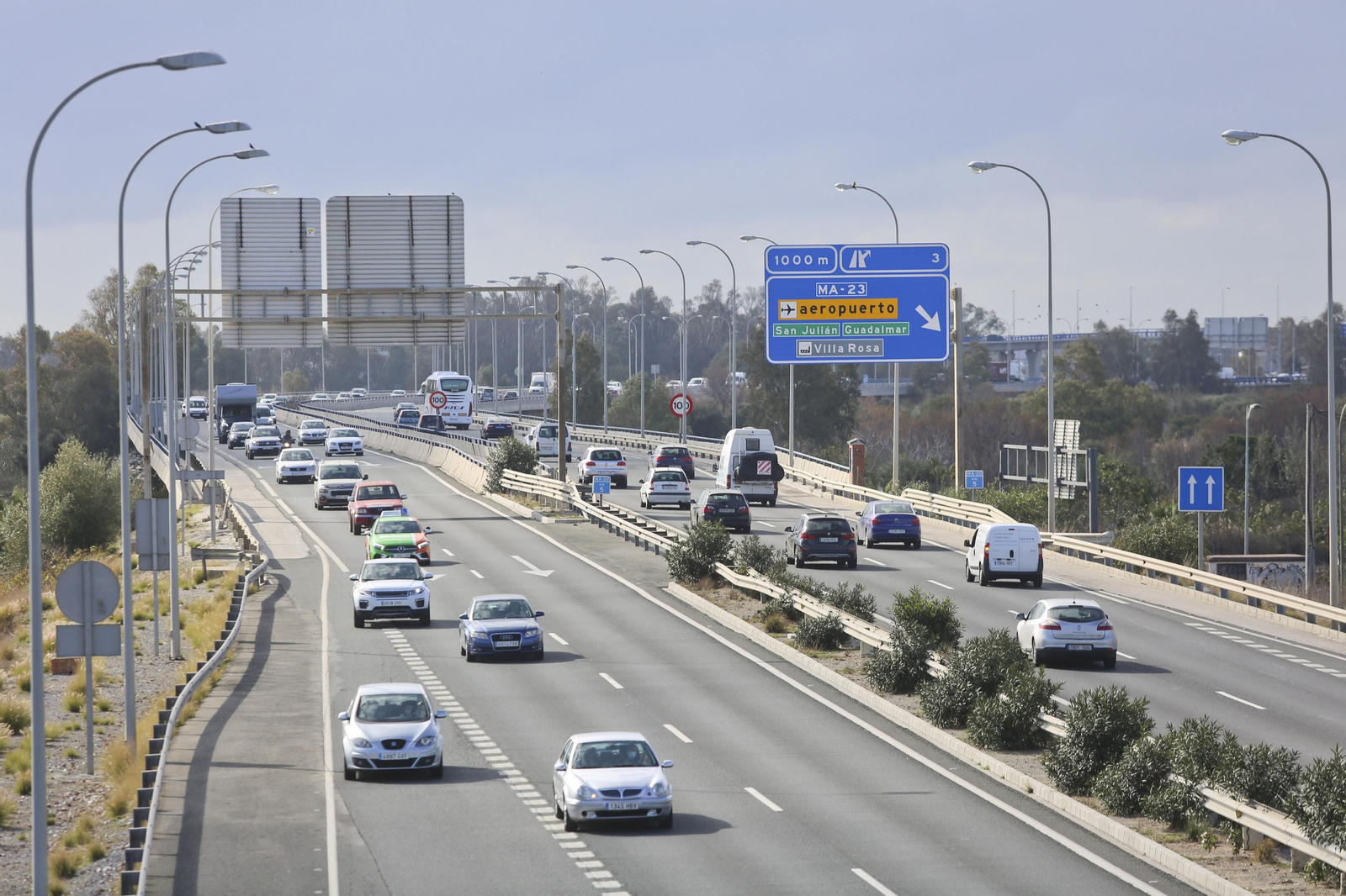 Vehículos circulando por la autovía en Málaga Vehículos circulando por la autovía en Málaga