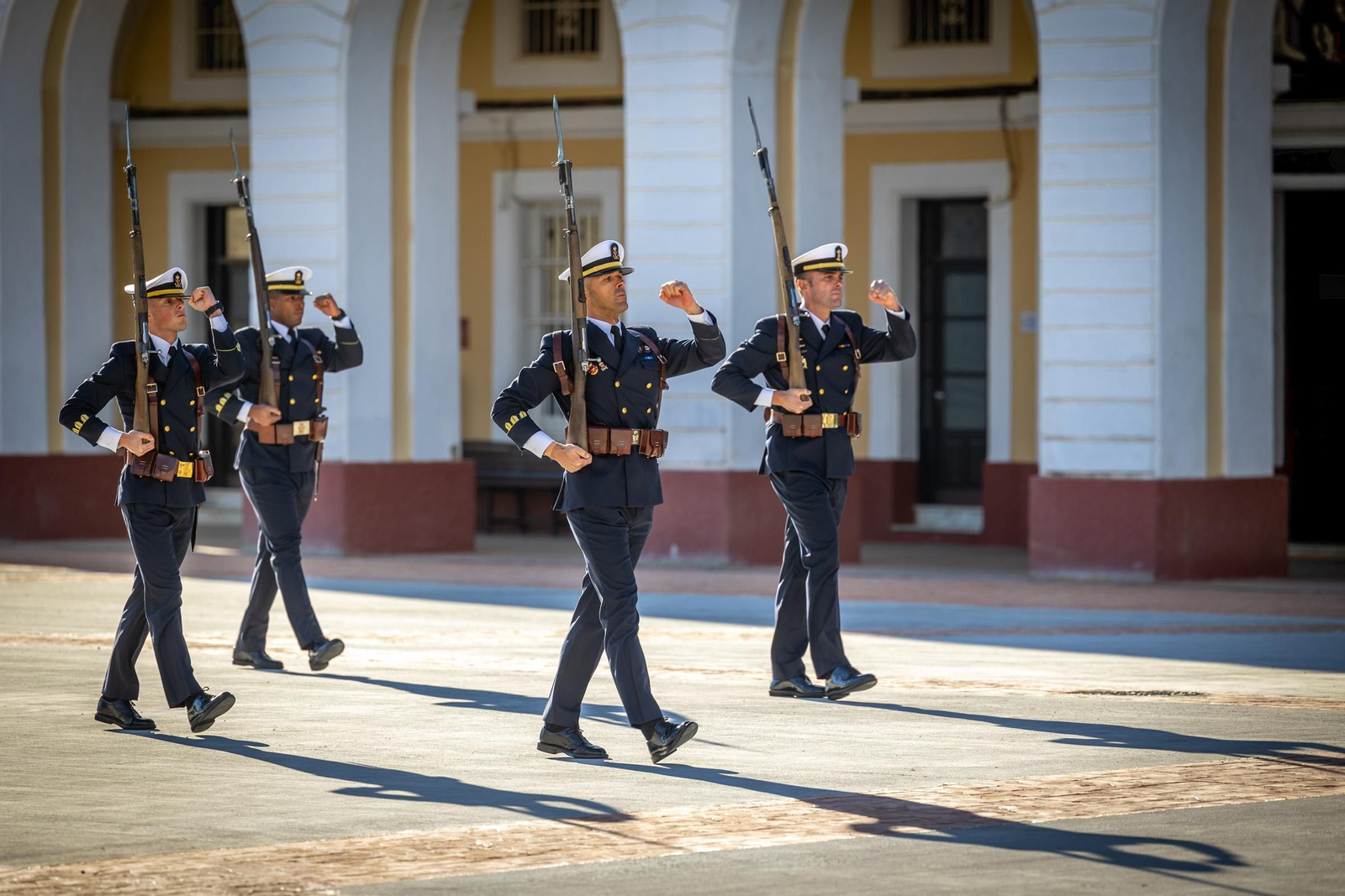 Las imágenes de la visita del Rey Felipe VI a la Escuela de Suboficiales de la Armada en San Fernando
