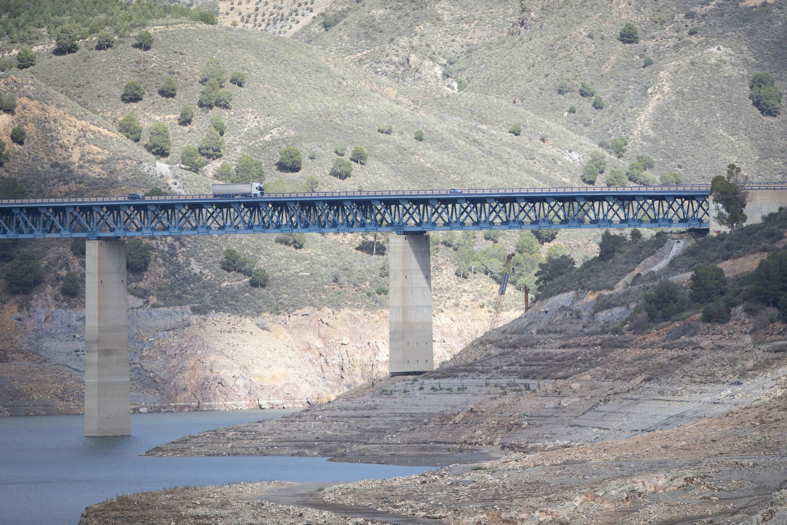 Imagen del viaducto de Rules y sus pilonas