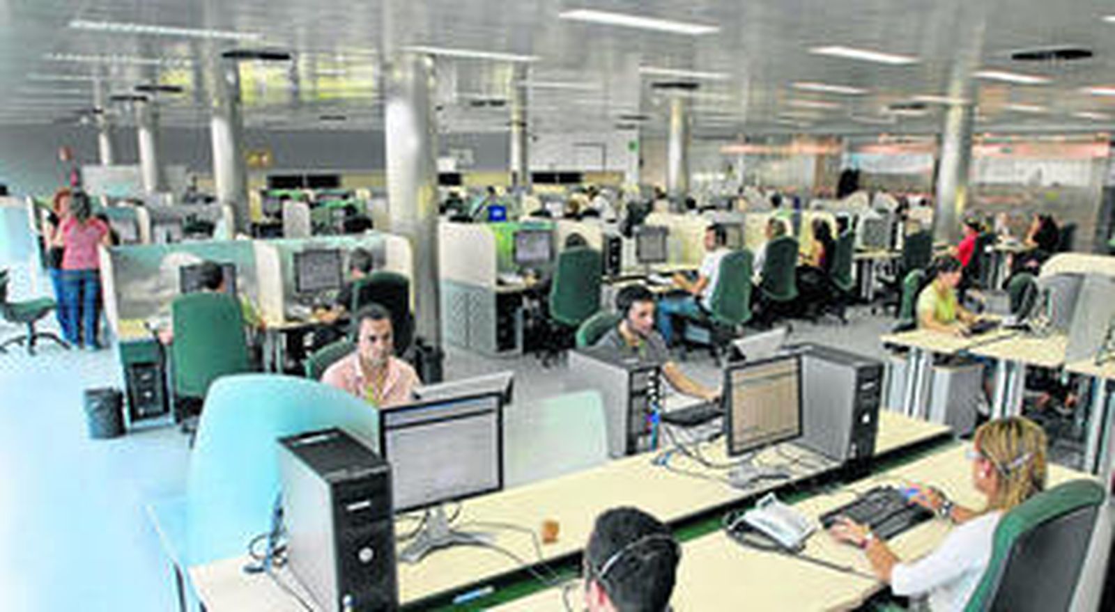 La sala donde los teleoperadores responden a las llamadas al teléfono de Salud Responde.