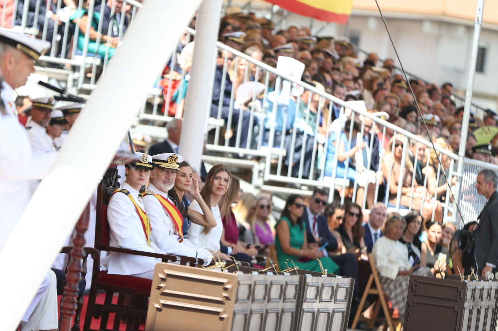 La princesa Leonor termina su formación en la Armada recibiendo de manos de su padre la Cruz al Mérito Naval