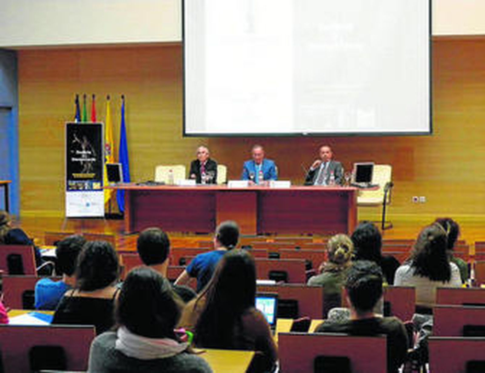 De izquierda a derecha, Ramón Vargas Machuca, Luis García Ruiz y Miguel Revenga en la primera jornada.