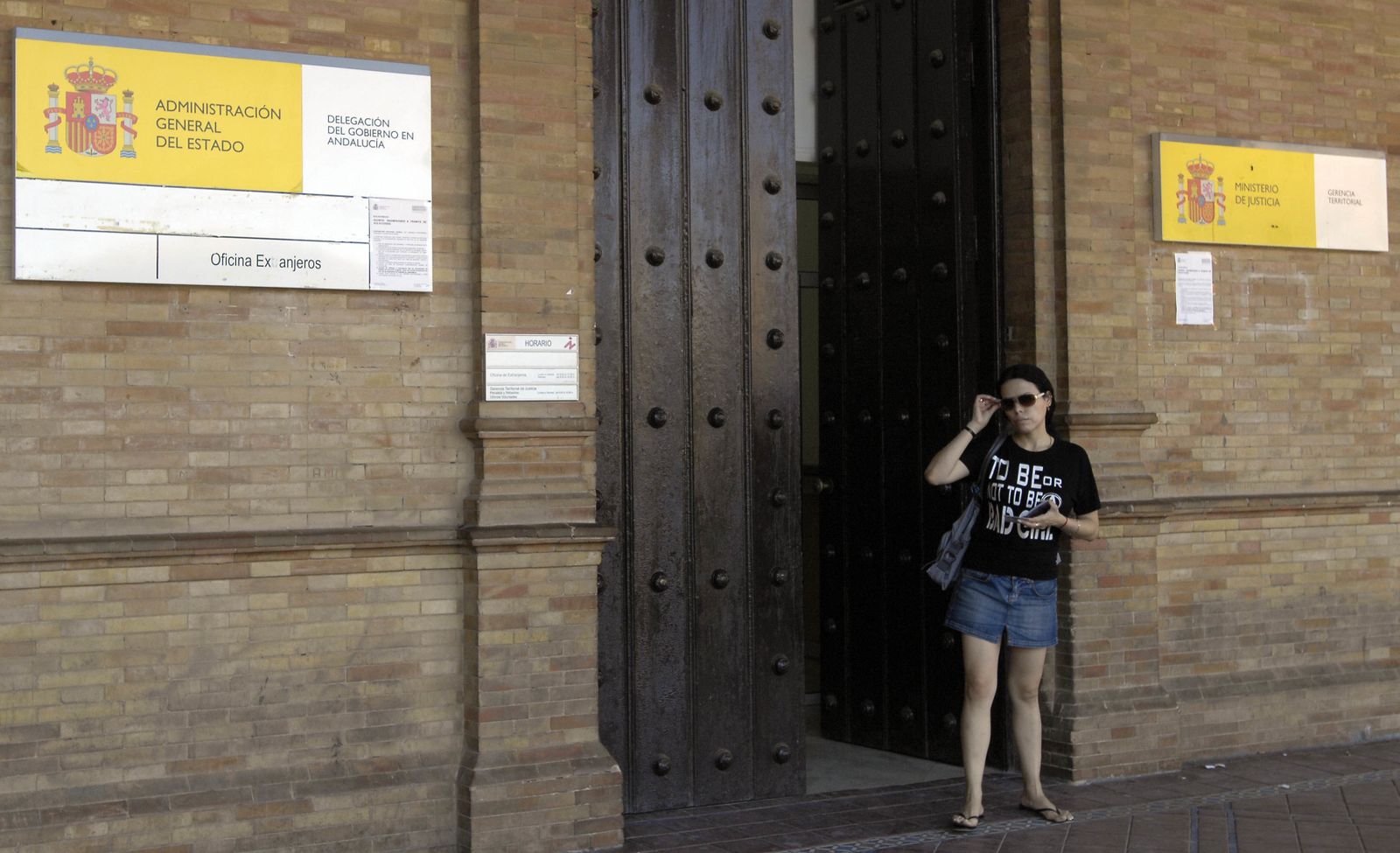 Una mujer sale de la oficina de Extranjería de Sevilla, en la Delegación del Gobierno