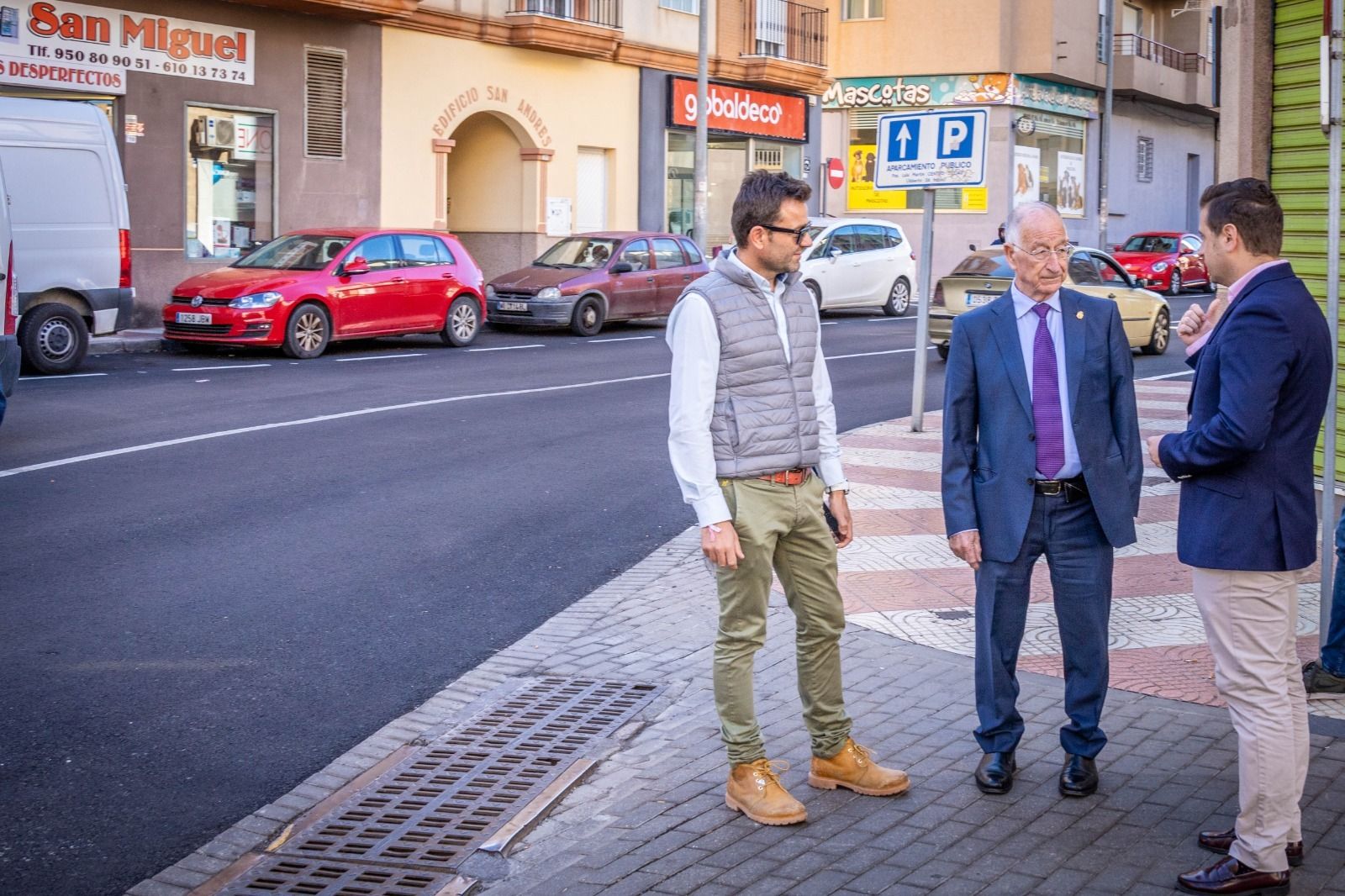 El alcalde ha visitado varias calles para conocer el estado de los trabajos.