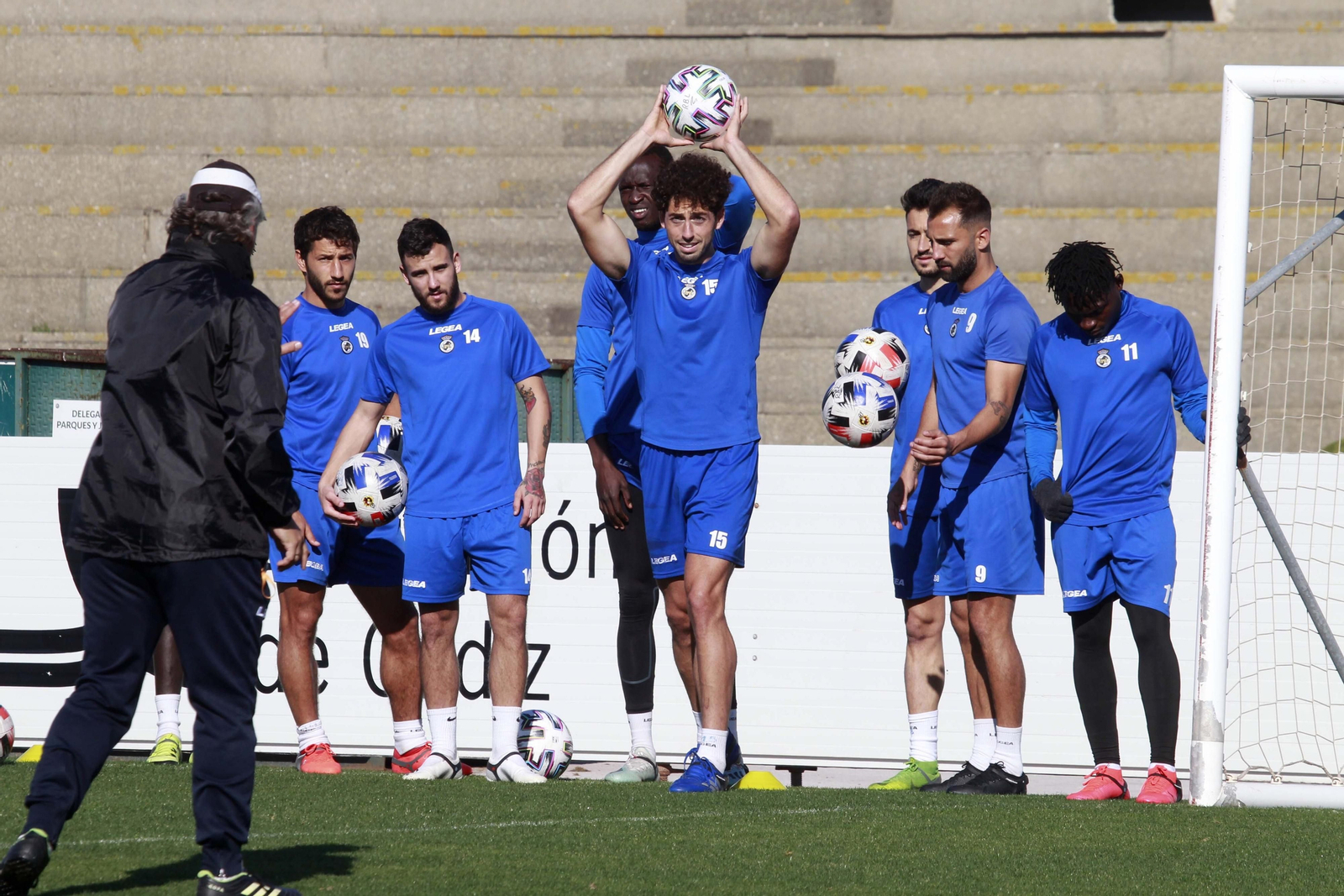 Paco Candela, con el balón en alto, vuelve a estar a disposición de Calderón