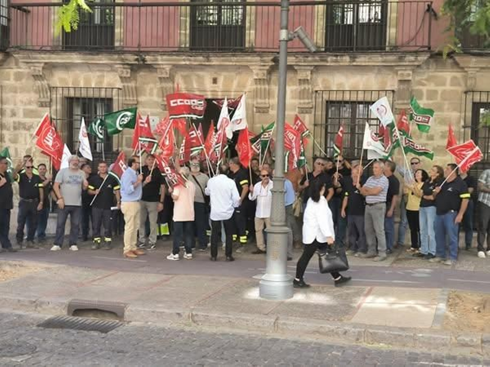 Concentración sindical celebrada a las puertas del Consorcio tras la finalización de la asamblea.