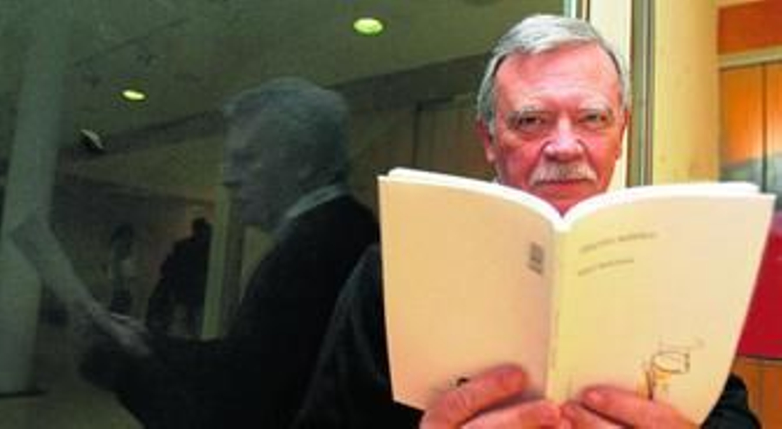 Rafael Ballesteros, en el Centro Cultural Provincial, libro en mano.