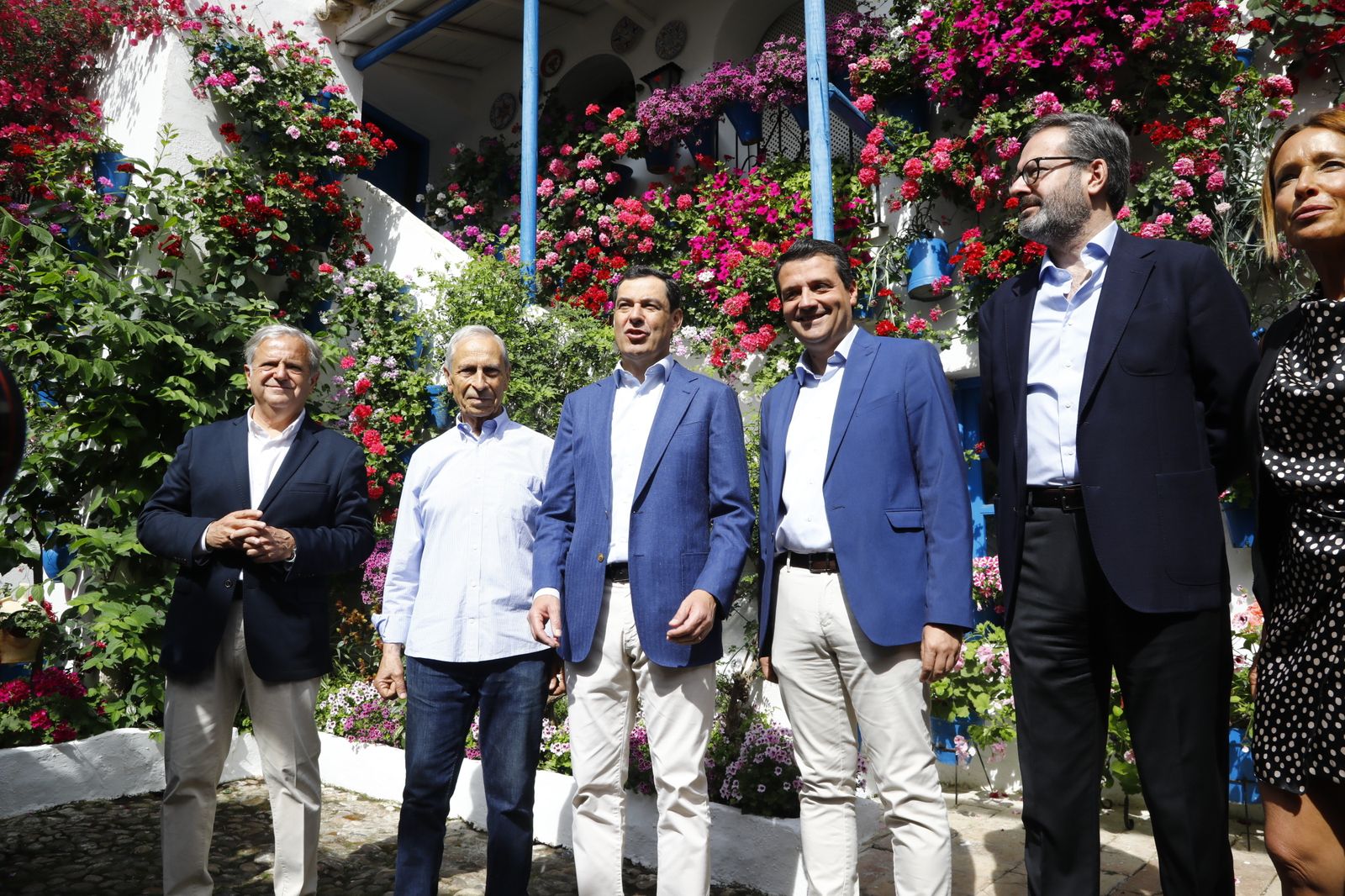 La visita de Juanma Moreno a los Patios de Córdoba, en imágenes