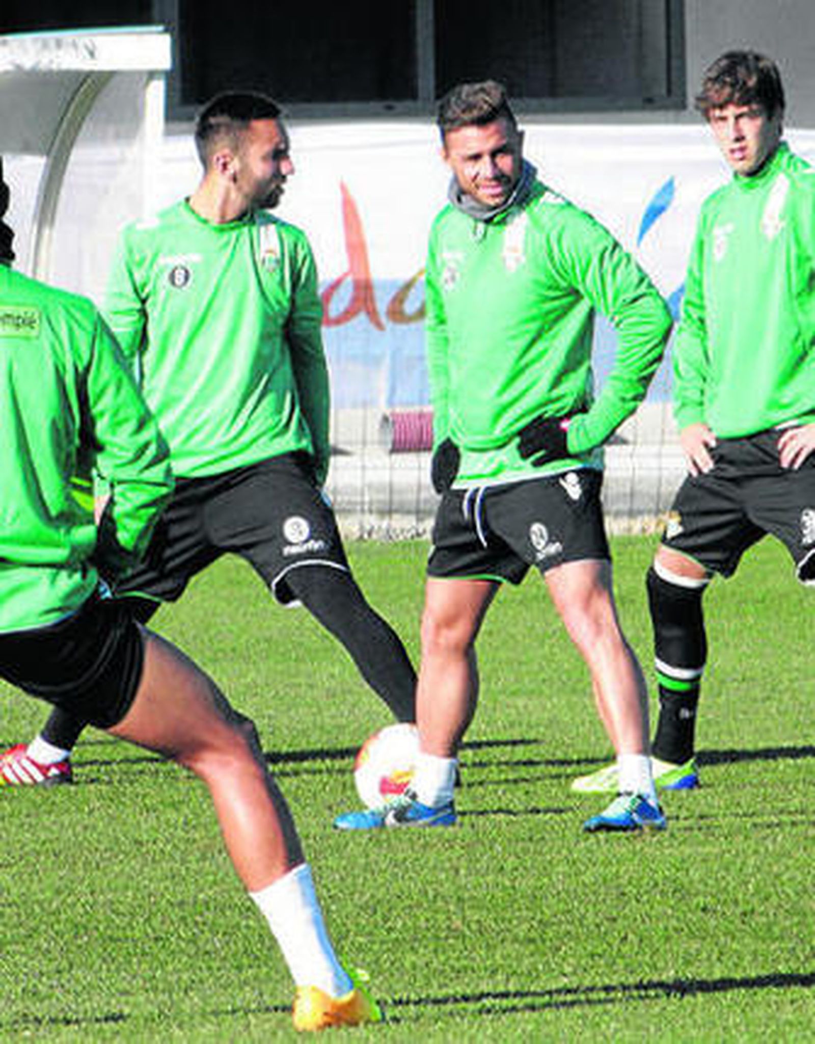 Rubén Castro realiza estiramientos junto a Nono y Abeledo.